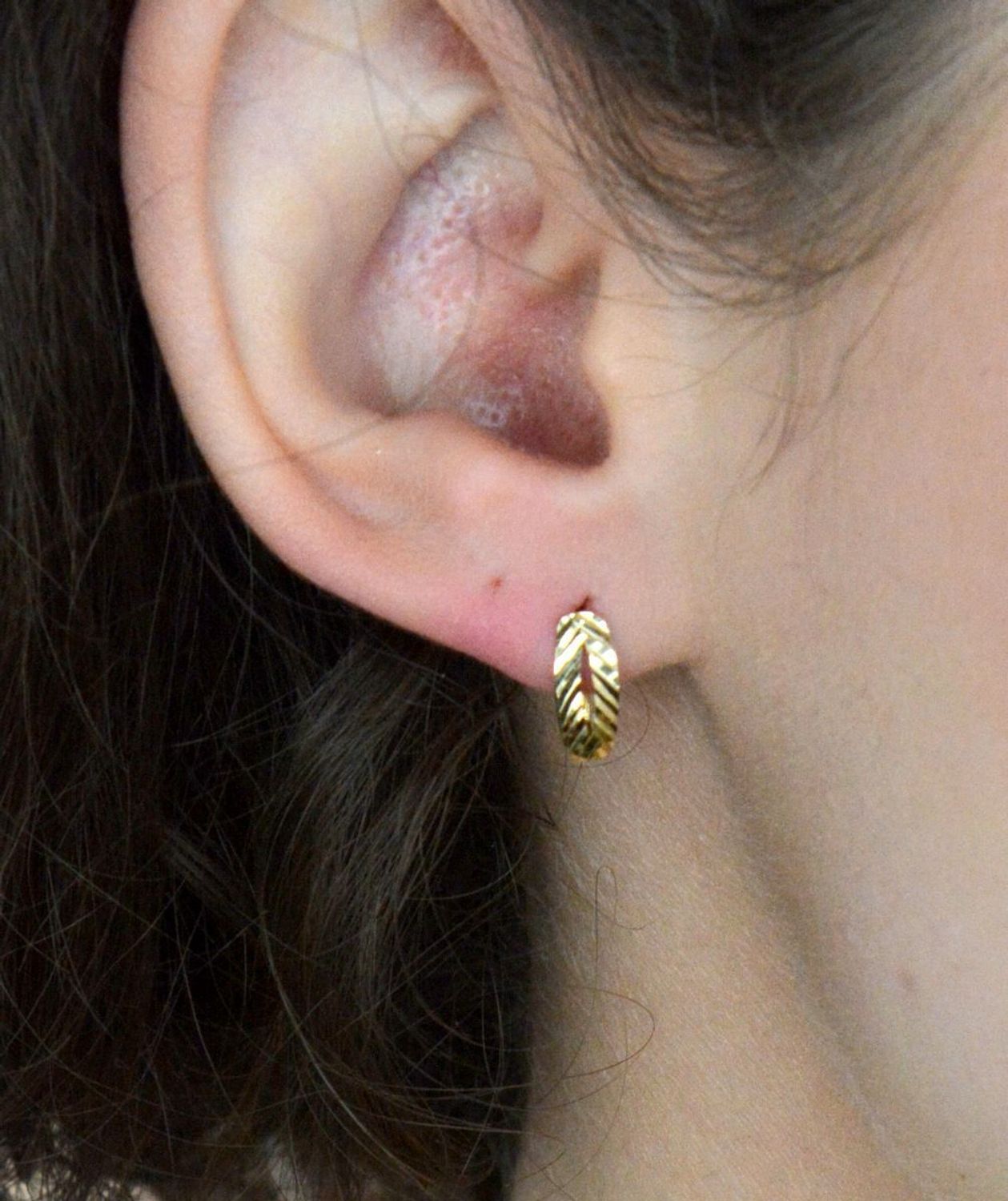 Kolczyki złote zap.ang z grawerem pr 585, KLC-000000-436-585 Kolczyki złote zapinane na angielski zamek z grawerem próby 585 o wadze 1,20 grama to 1.jpg