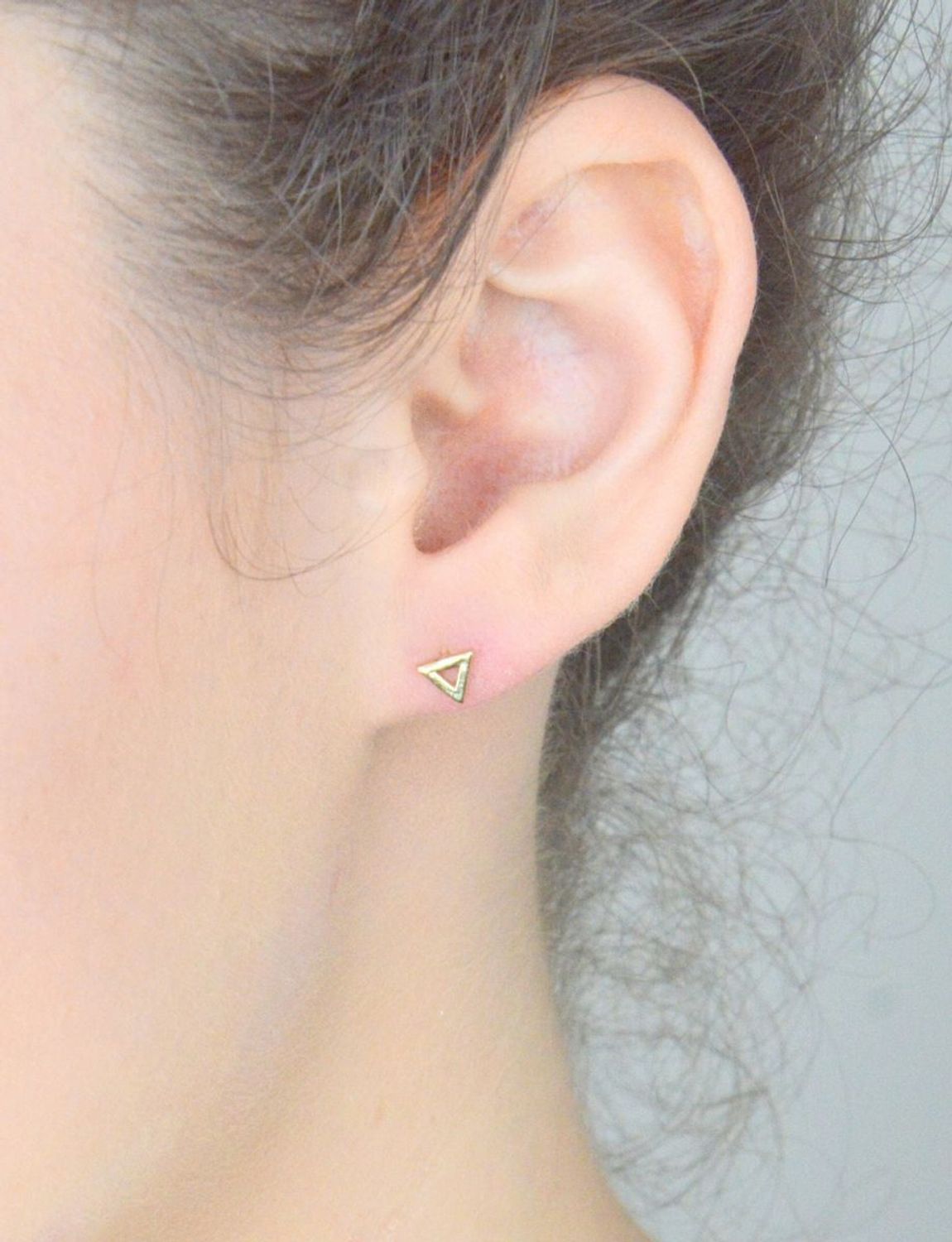 Kolczyki damskie złote 585 małe trójkąty KLC-000000-445-585 Klasyczne kolczyki w nowoczesnym wydaniu, z odrobiną minimalizmu. Gładkie trójkąty, wykonane z 14-karatowego żółtego złota. 1.jpg