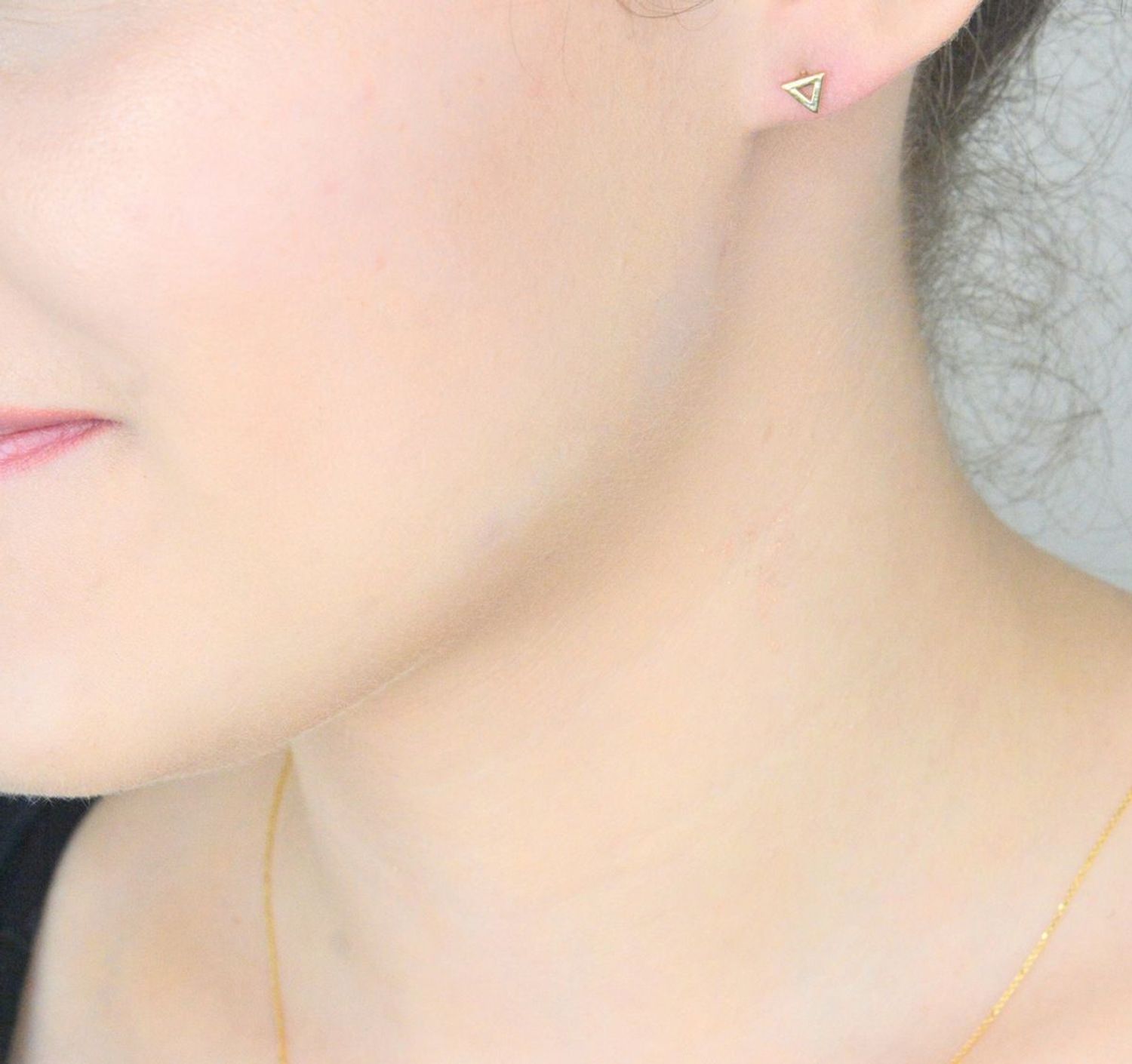 Kolczyki damskie złote 585 małe trójkąty KLC-000000-445-585 Klasyczne kolczyki w nowoczesnym wydaniu, z odrobiną minimalizmu. Gładkie trójkąty, wykonane z 14-karatowego żółtego złota. 1.jpg