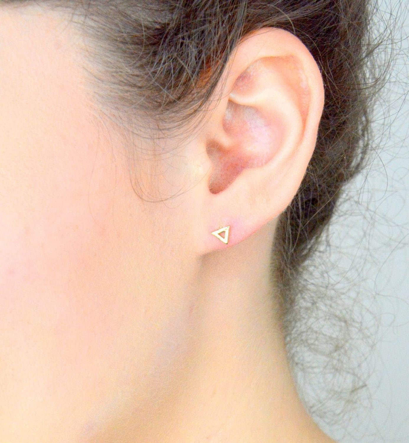 Kolczyki damskie złote 585 małe trójkąty KLC-000000-445-585 Klasyczne kolczyki w nowoczesnym wydaniu, z odrobiną minimalizmu. Gładkie trójkąty, wykonane z 14-karatowego żółtego złota. 1.jpg