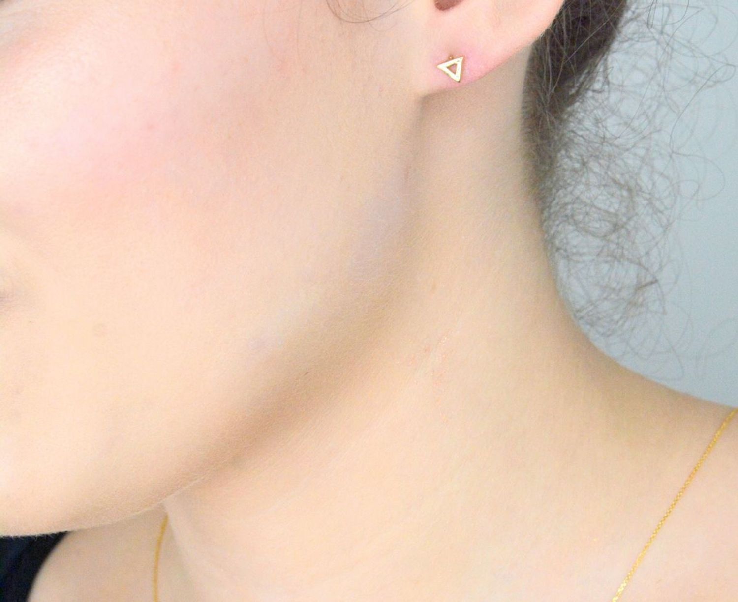 Kolczyki damskie złote 585 małe trójkąty KLC-000000-445-585 Klasyczne kolczyki w nowoczesnym wydaniu, z odrobiną minimalizmu. Gładkie trójkąty, wykonane z 14-karatowego żółtego złota. 1.jpg