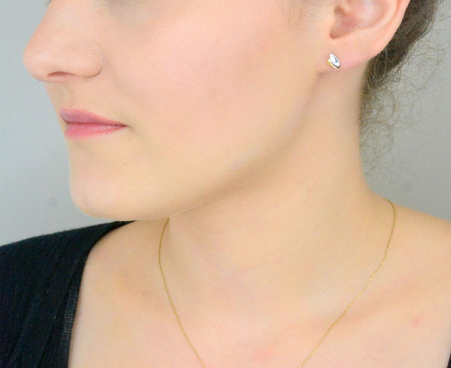 Kolczyki złote 585 z białym złotem i cyrkoniami KLC-000000-451-585 Eleganckie, złote kolczyki wykonane z próby złota 585 o wadze około 1,22 g i długości 0,8 cm. Ich kształt jest uniwersalny, 1.jpg