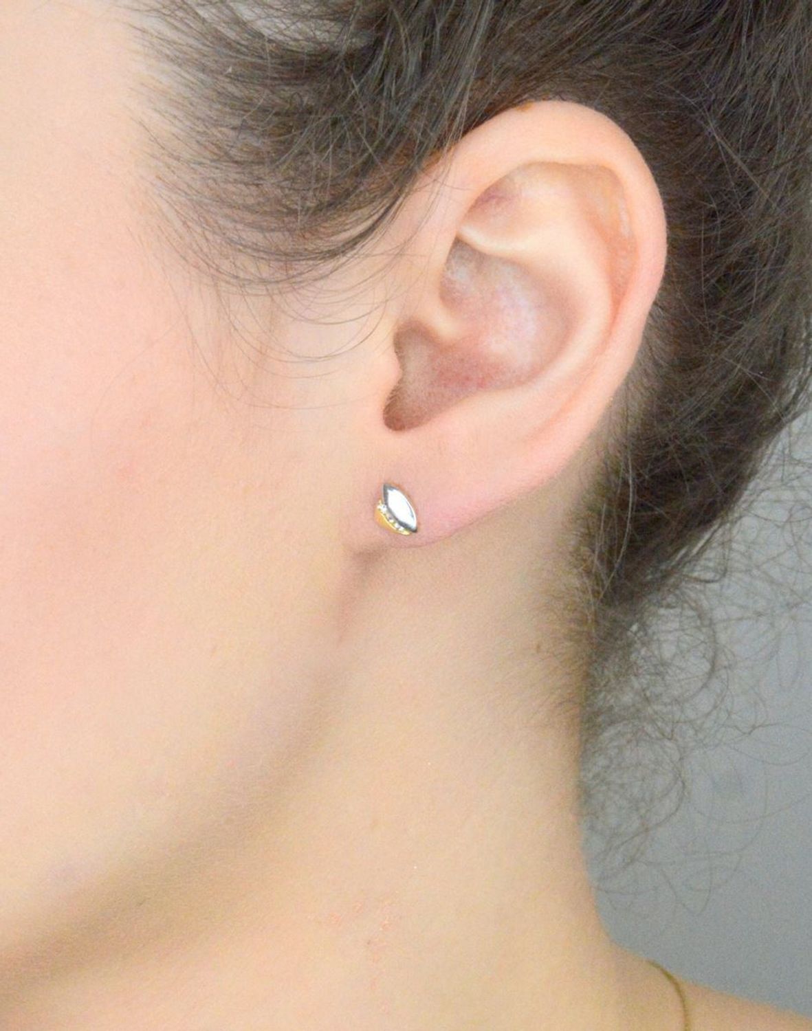 Kolczyki złote 585 z białym złotem i cyrkoniami KLC-000000-451-585 Eleganckie, złote kolczyki wykonane z próby złota 585 o wadze około 1,22 g i długości 0,8 cm. Ich kształt jest uniwersalny, 1.jpg