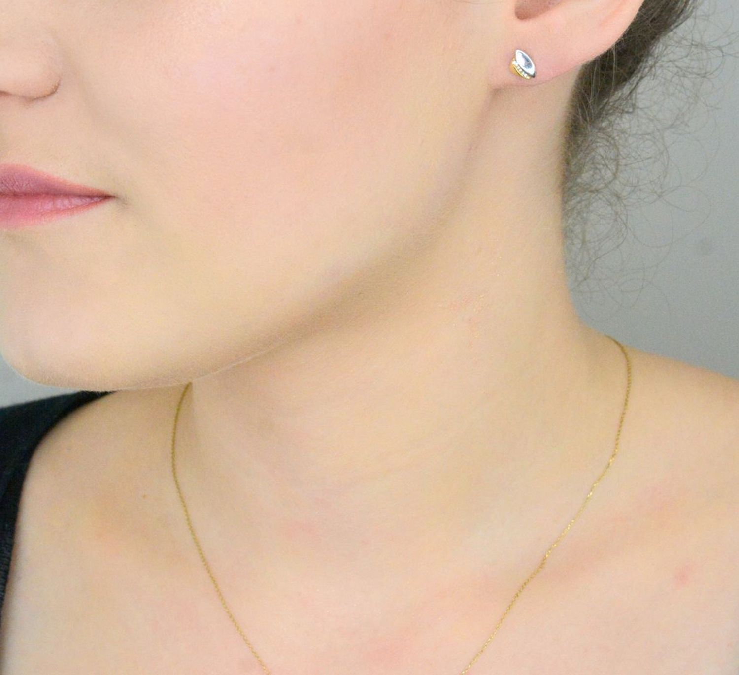 Kolczyki złote 585 z białym złotem i cyrkoniami KLC-000000-451-585 Eleganckie, złote kolczyki wykonane z próby złota 585 o wadze około 1,22 g i długości 0,8 cm. Ich kształt jest uniwersalny, 1.jpg