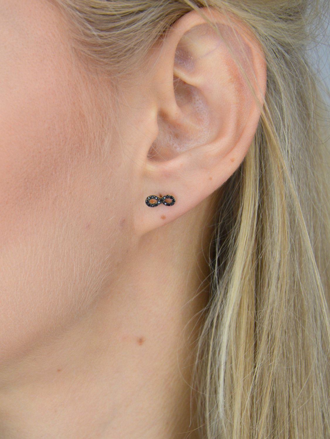 Kolczyki złote znak nieskończoności z czarną cyrkonią 585 KLC-000000-457-585.jpg