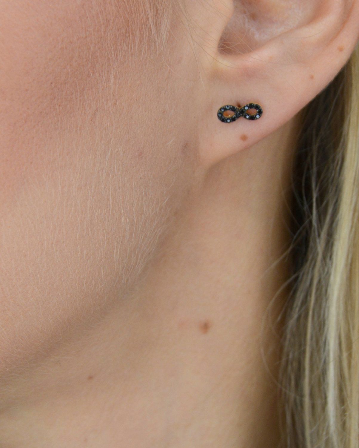 Kolczyki złote znak nieskończoności z czarną cyrkonią 585 KLC-000000-457-585.jpg