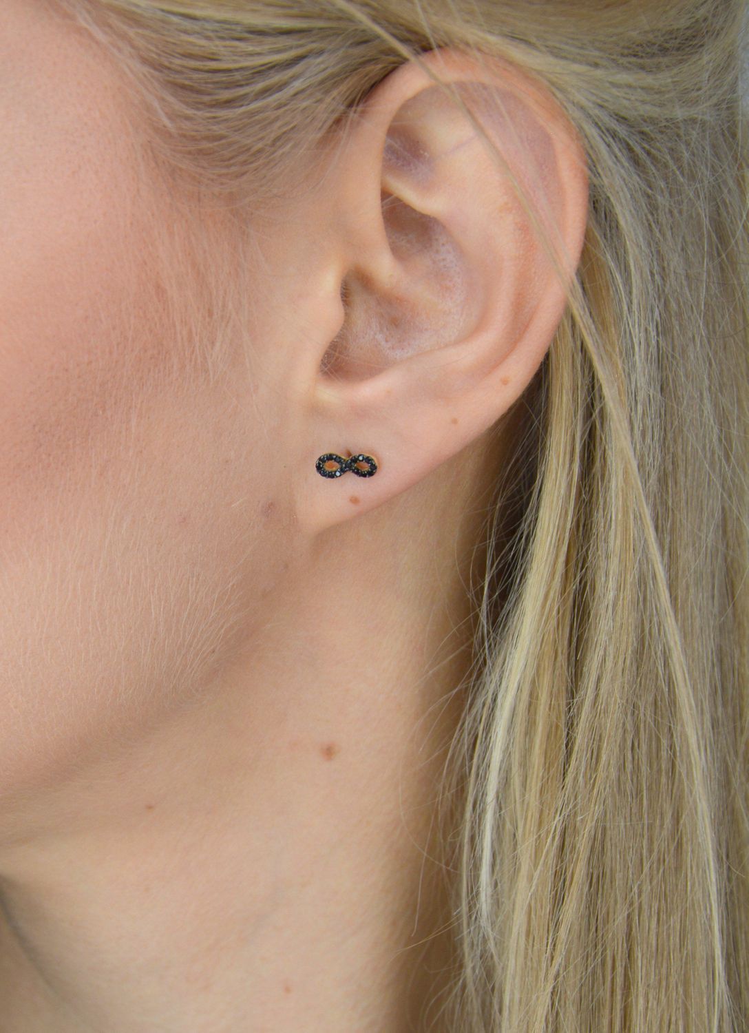 Kolczyki złote znak nieskończoności z czarną cyrkonią 585 KLC-000000-457-585.jpg