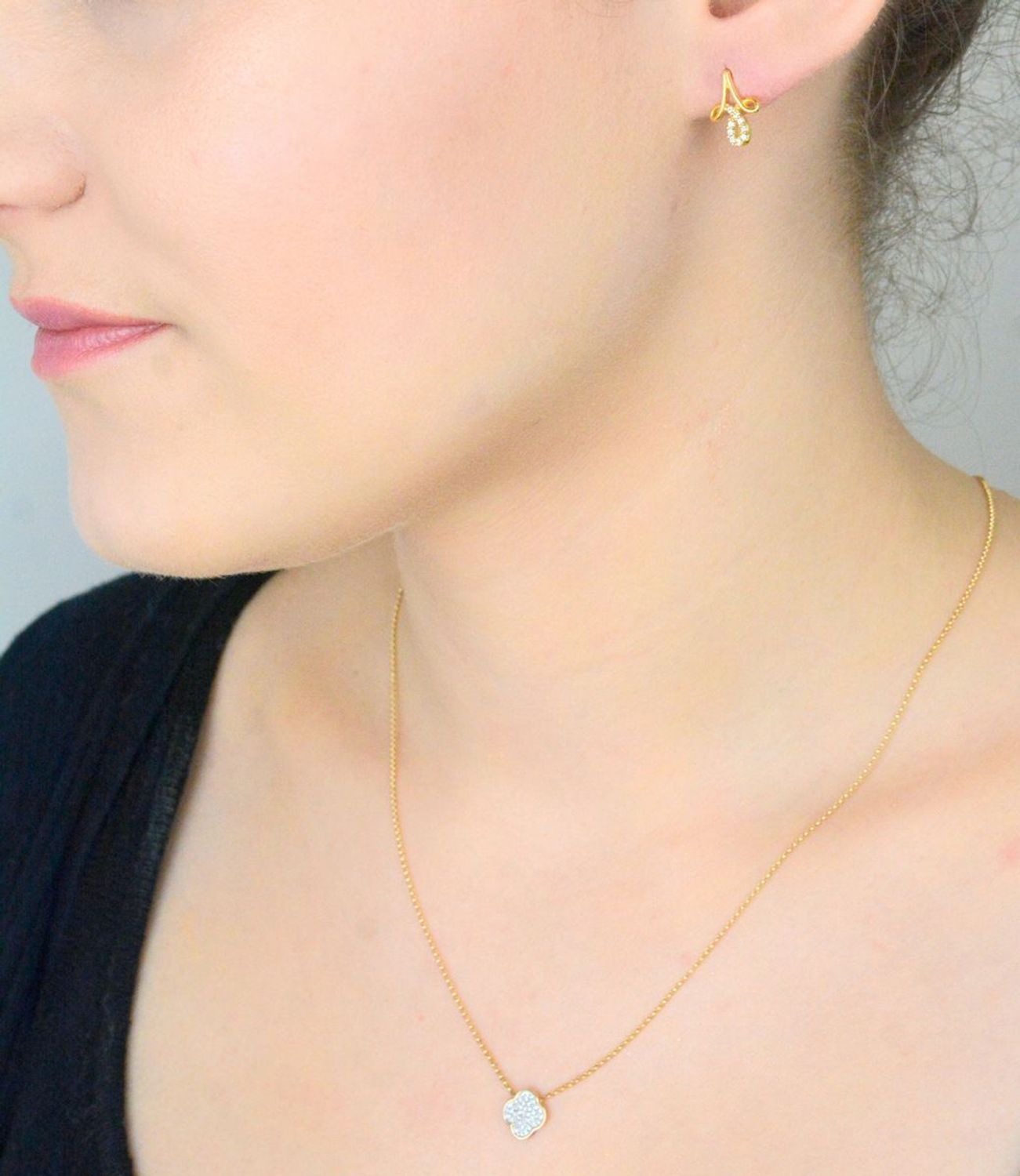 Kolczyki złote 585 ozdobny kwiat z cyrkoniami KLC-000000-458-585 Subtelny blask 14-karatowego białego złota, próby 585 szlachetnego kruszcu, zamknięty w uroczej formie delikatnego kwiatu. 1.jpg