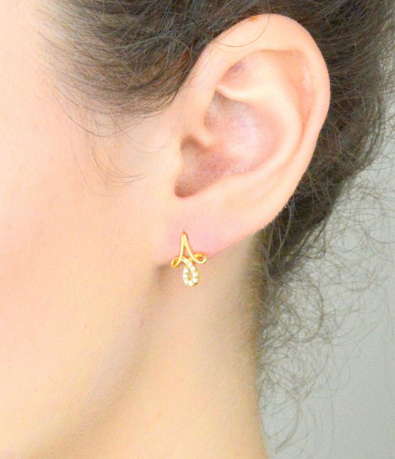 Kolczyki złote 585 ozdobny kwiat z cyrkoniami KLC-000000-458-585 Subtelny blask 14-karatowego białego złota, próby 585 szlachetnego kruszcu, zamknięty w uroczej formie delikatnego kwiatu. 1.jpg