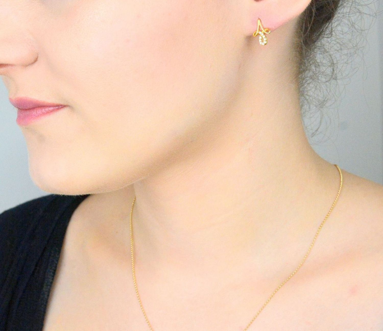 Kolczyki złote 585 ozdobny kwiat z cyrkoniami KLC-000000-458-585 Subtelny blask 14-karatowego białego złota, próby 585 szlachetnego kruszcu, zamknięty w uroczej formie delikatnego kwiatu. 1.jpg