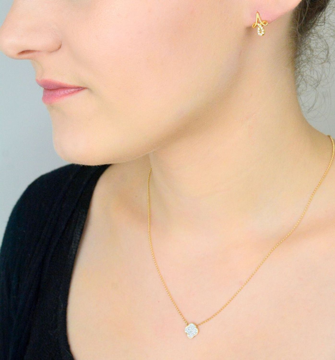 Kolczyki złote 585 ozdobny kwiat z cyrkoniami KLC-000000-458-585 Subtelny blask 14-karatowego białego złota, próby 585 szlachetnego kruszcu, zamknięty w uroczej formie delikatnego kwiatu. 1.jpg