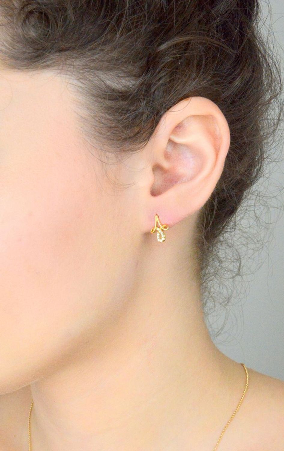 Kolczyki złote 585 ozdobny kwiat z cyrkoniami KLC-000000-458-585 Subtelny blask 14-karatowego białego złota, próby 585 szlachetnego kruszcu, zamknięty w uroczej formie delikatnego kwiatu. 1.jpg