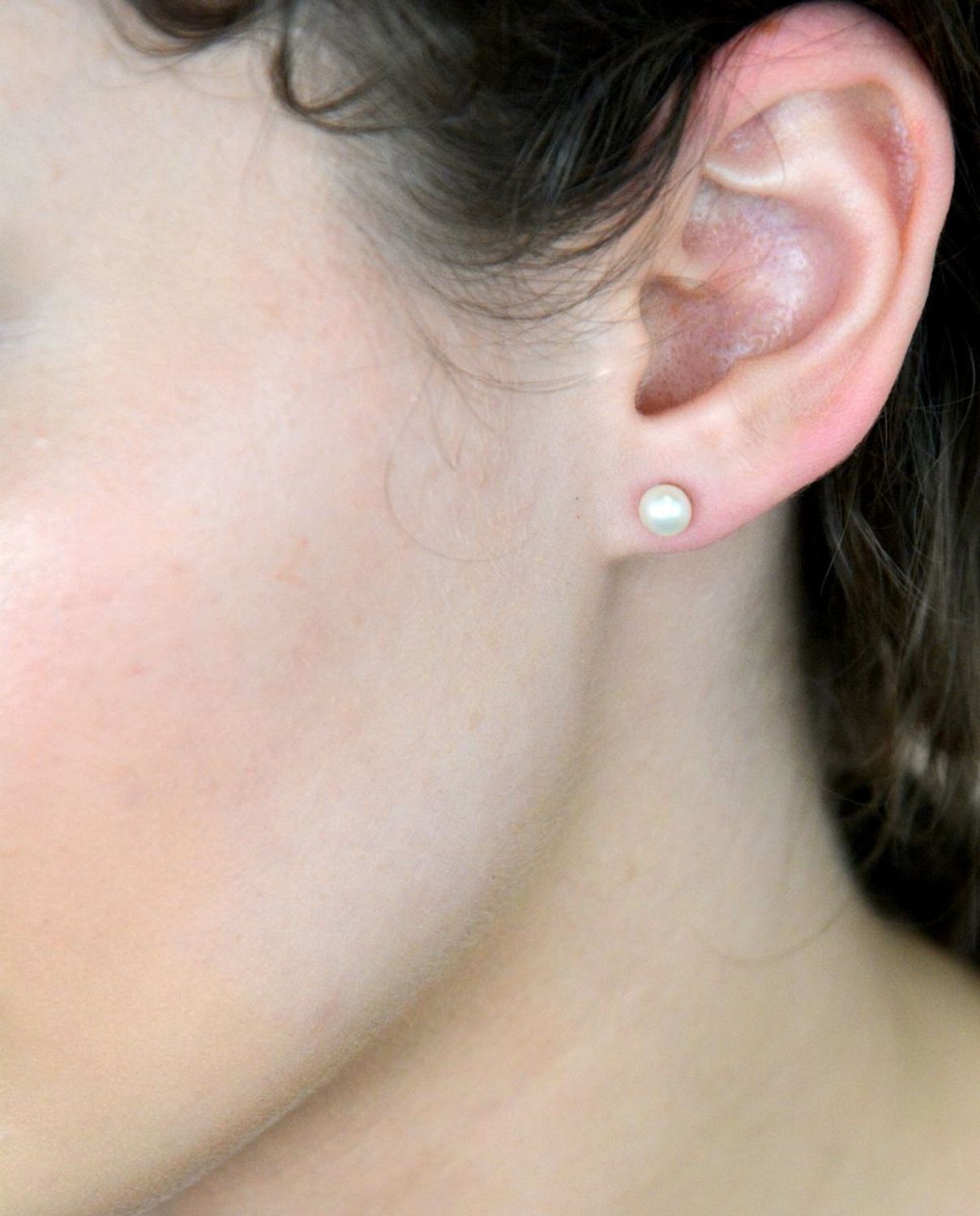 Złote kolczyki przy uchu 585 Perełki w złocie.jpg