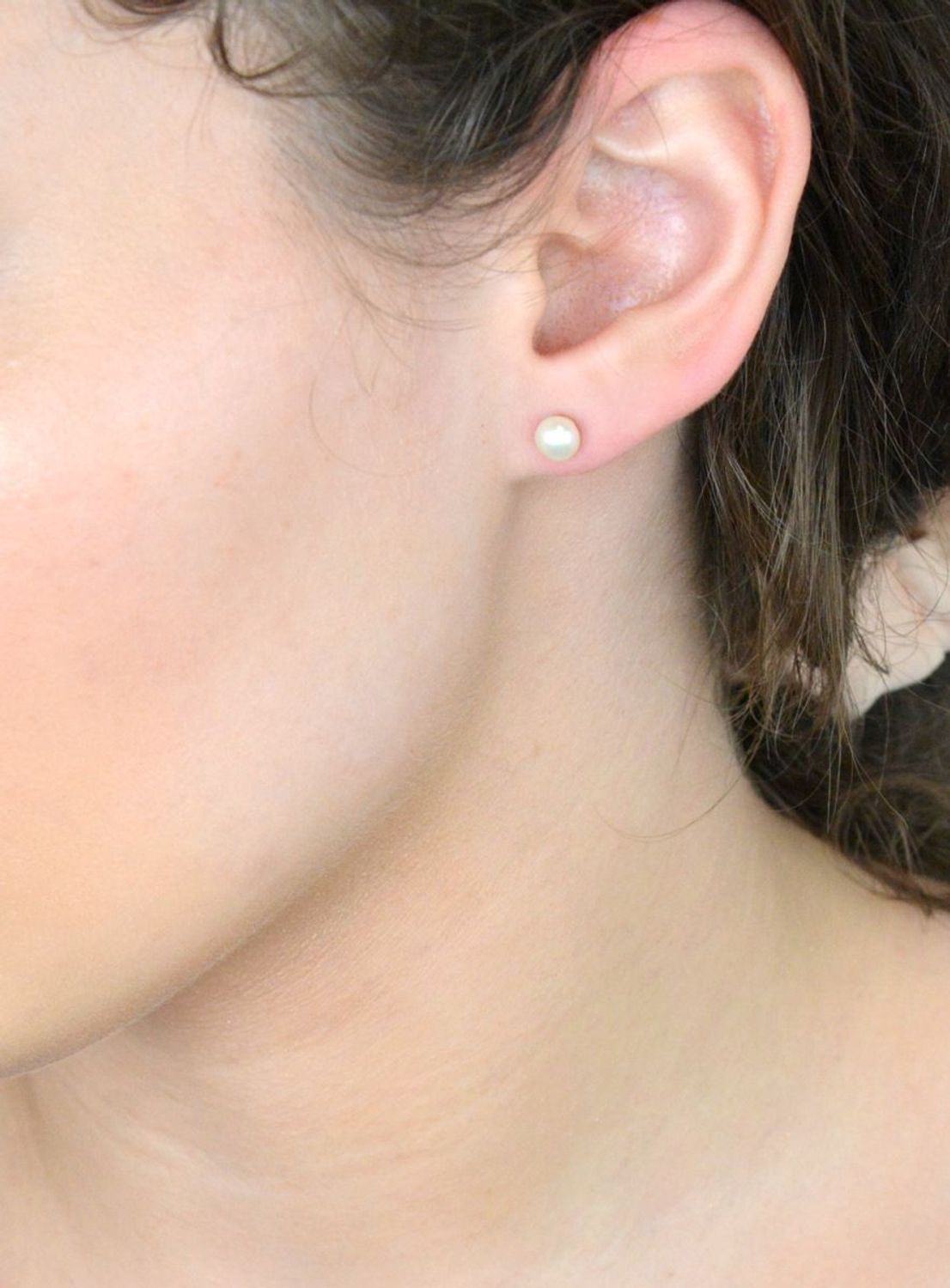 Złote kolczyki przy uchu 585 Perełki w złocie.jpg