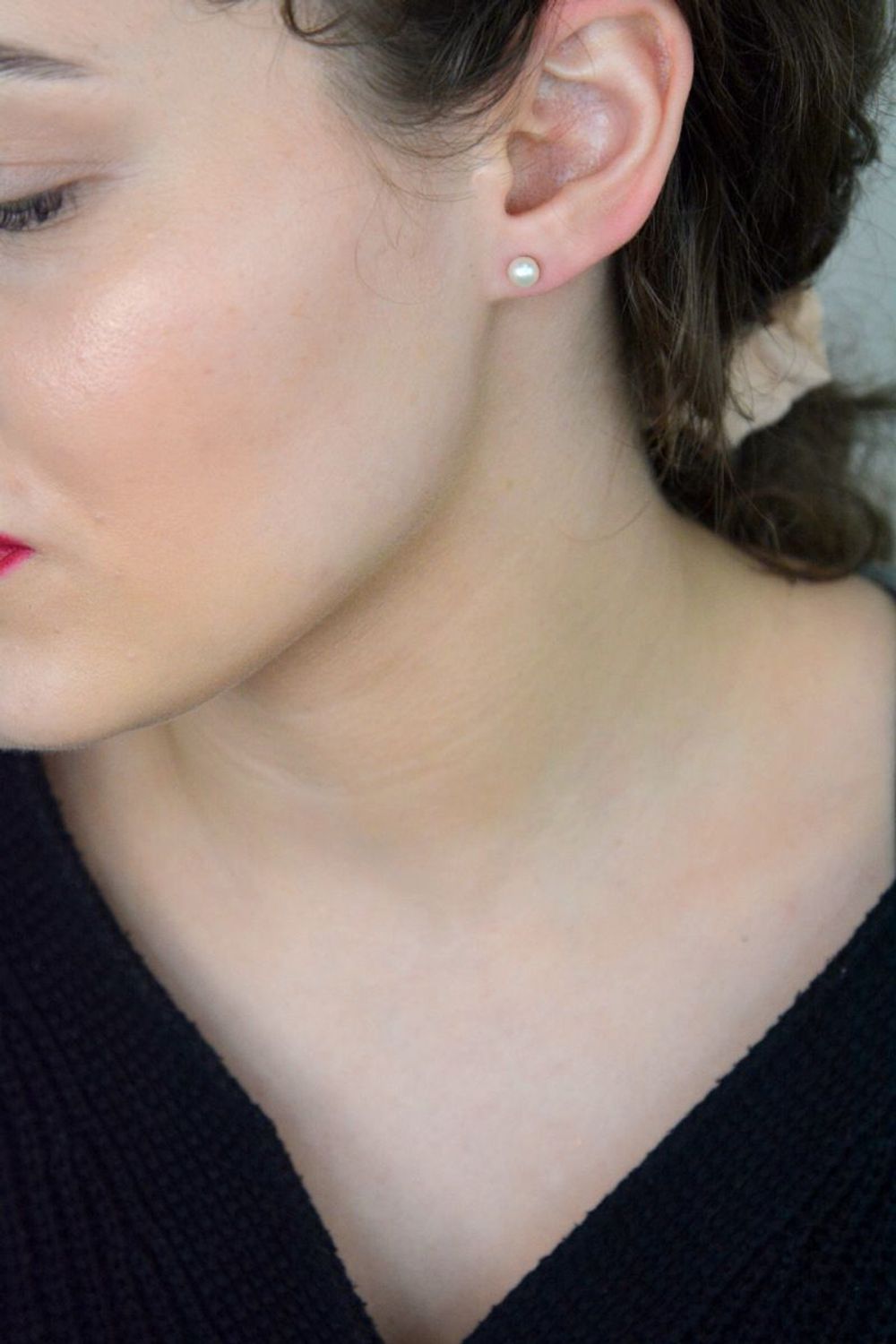 Złote kolczyki przy uchu 585 Perełki w złocie.jpg