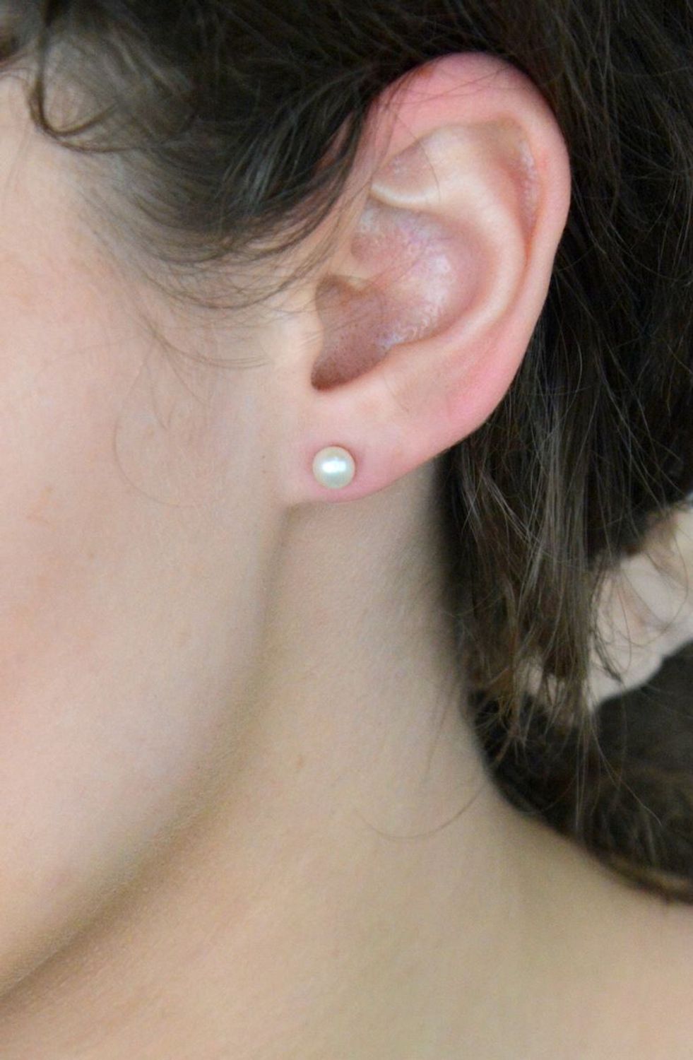 Złote kolczyki przy uchu 585 Perełki w złocie.jpg