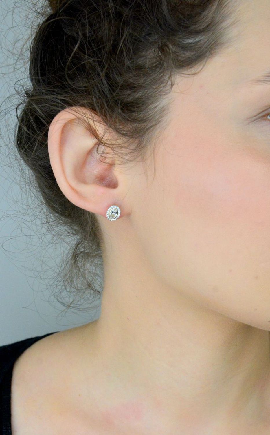 Kolczyki damskie złote 585 owalne wysadzane cyrkoniami KLC-000000-460-585 Te oryginalne kolczyki ze złota, kształtem elementu ozdobnego przypominają owal.1.jpg