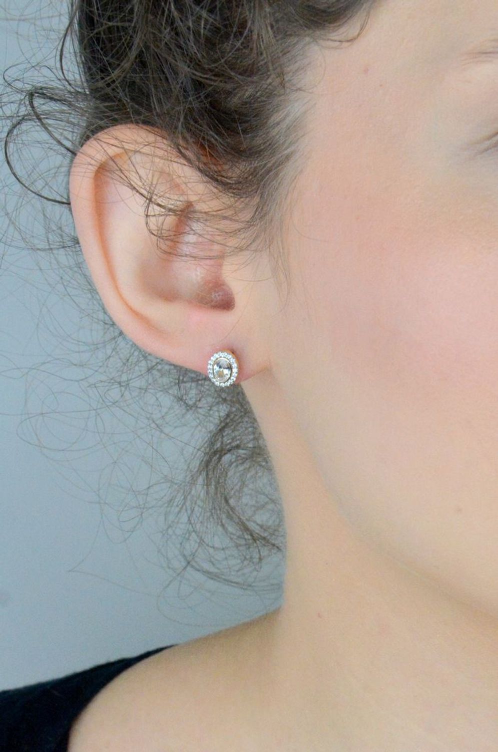 Kolczyki damskie złote 585 owalne wysadzane cyrkoniami KLC-000000-460-585 Te oryginalne kolczyki ze złota, kształtem elementu ozdobnego przypominają owal.1.jpg