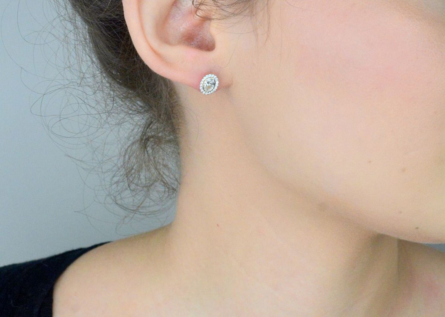 Kolczyki damskie złote 585 owalne wysadzane cyrkoniami KLC-000000-460-585 Te oryginalne kolczyki ze złota, kształtem elementu ozdobnego przypominają owal.1.jpg