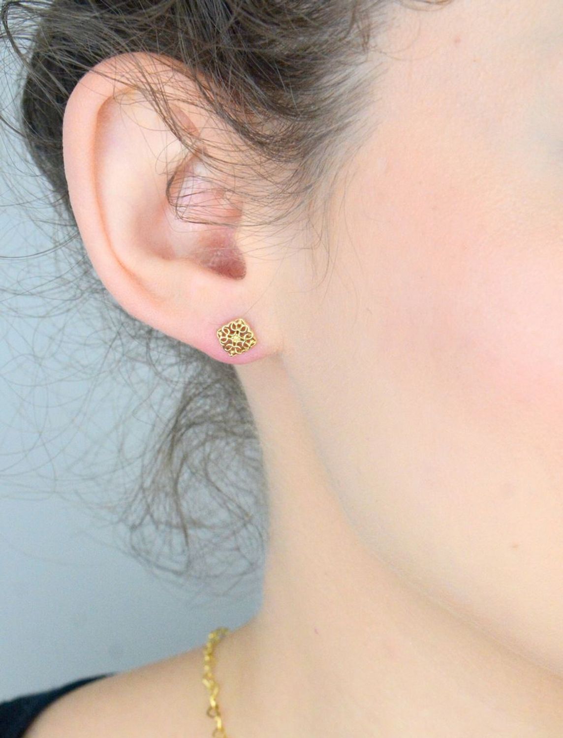 Kolczyki damskie złote ażurowe kwadraciki 585 KLC-000000-461-585 Eleganckie kolczyki na sztyfty są uroczym i skromnym dodatkiem, które można nosić same lub w połączeniu z inną 1.jpg