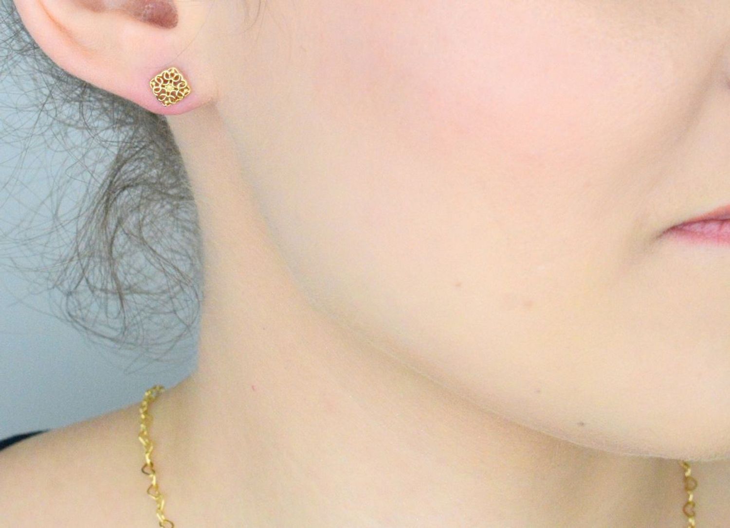 Kolczyki damskie złote ażurowe kwadraciki 585 KLC-000000-461-585 Eleganckie kolczyki na sztyfty są uroczym i skromnym dodatkiem, które można nosić same lub w połączeniu z inną 1.jpg