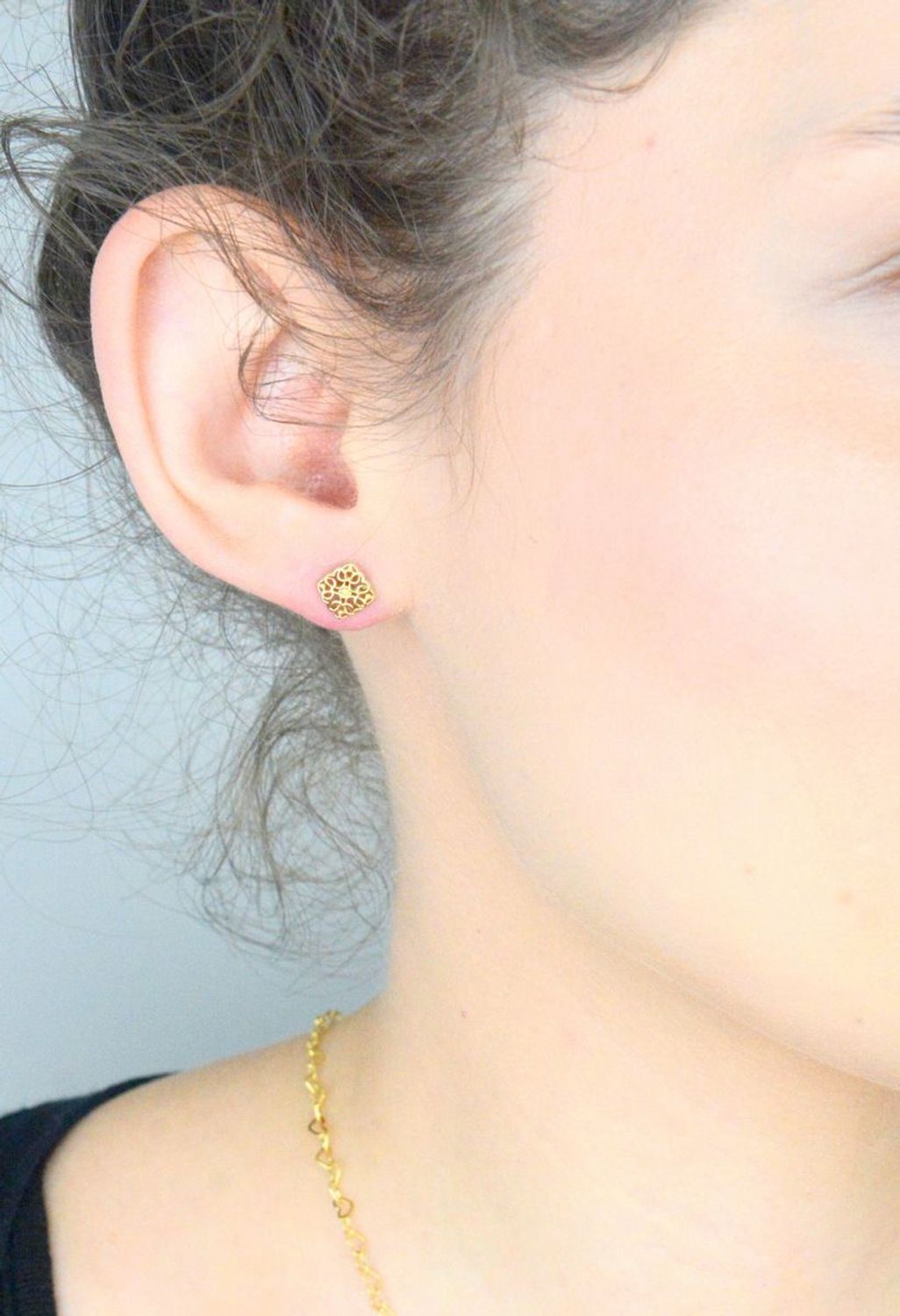 Kolczyki damskie złote ażurowe kwadraciki 585 KLC-000000-461-585 Eleganckie kolczyki na sztyfty są uroczym i skromnym dodatkiem, które można nosić same lub w połączeniu z inną 1.jpg