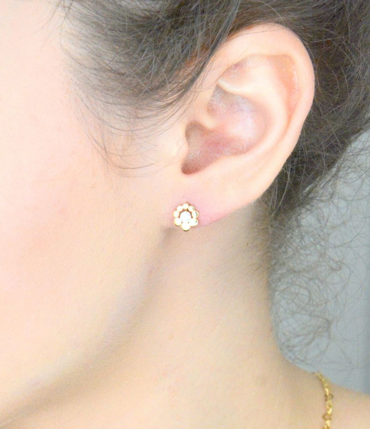 Kolczyki damskie złote kwiatki z cyrkonią 585 KLC-000000-471-585 Złote kolczyki próby 585 w kształcie kwiatków to uroczy i elegancki dodatek, który doda blasku każdej stylizacj1.jpg