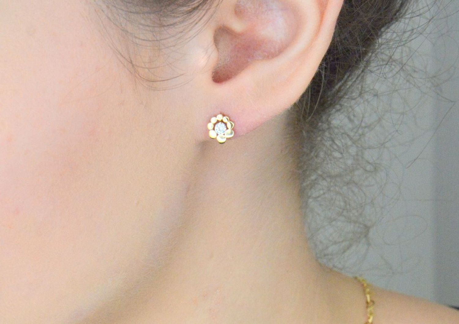 Kolczyki damskie złote kwiatki z cyrkonią 585 KLC-000000-471-585 Złote kolczyki próby 585 w kształcie kwiatków to uroczy i elegancki dodatek, który doda blasku każdej stylizacj1.jpg