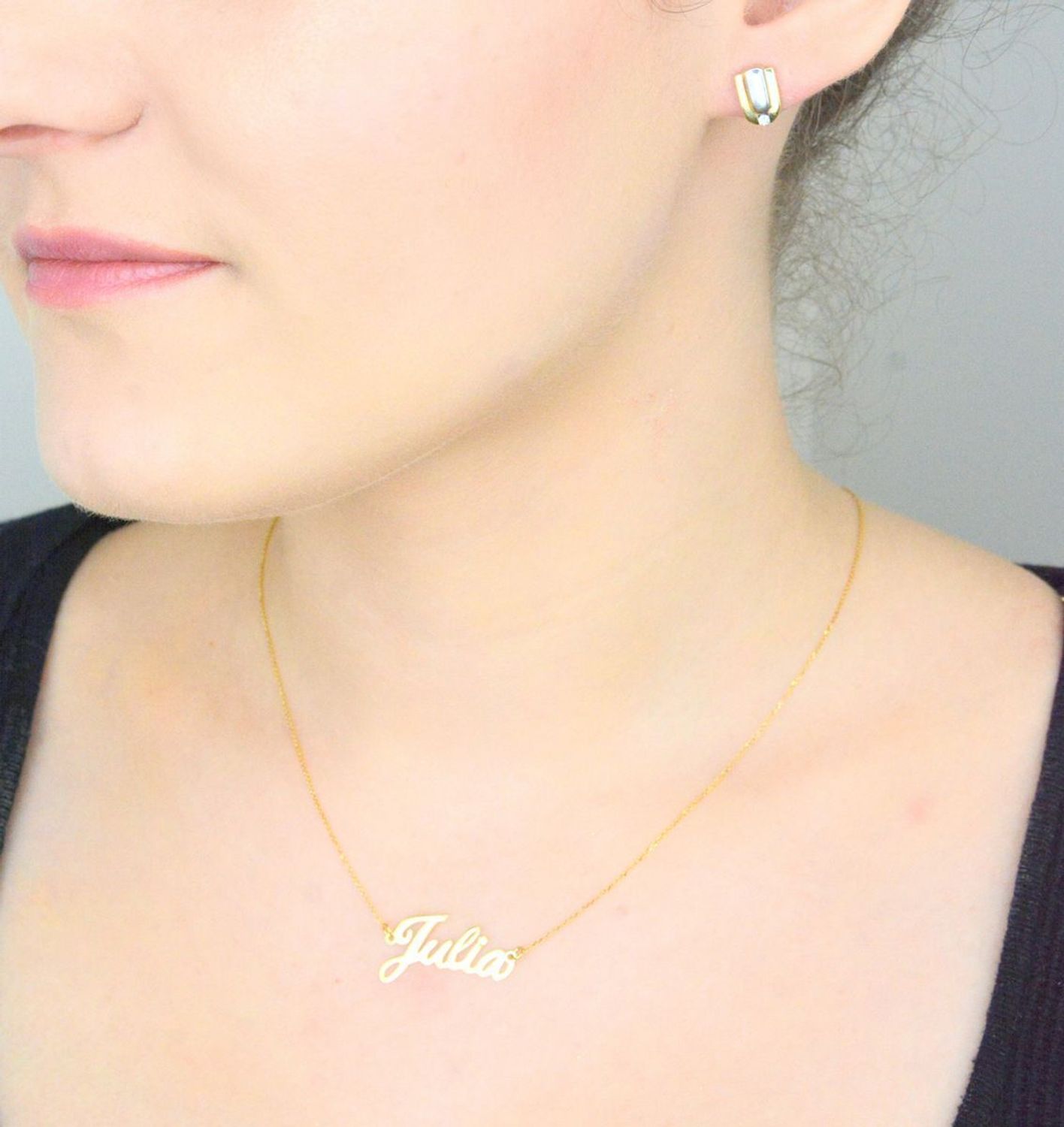 Kolczyki złote 585 podkówki z białym złotem KLC-000000-472-585 Eleganckie, złote kolczyki wykonane z próby złota 585 o wadze około 2,06 g i długości  1 cm. Ich kształt jest uniwersalny, 1.jpg