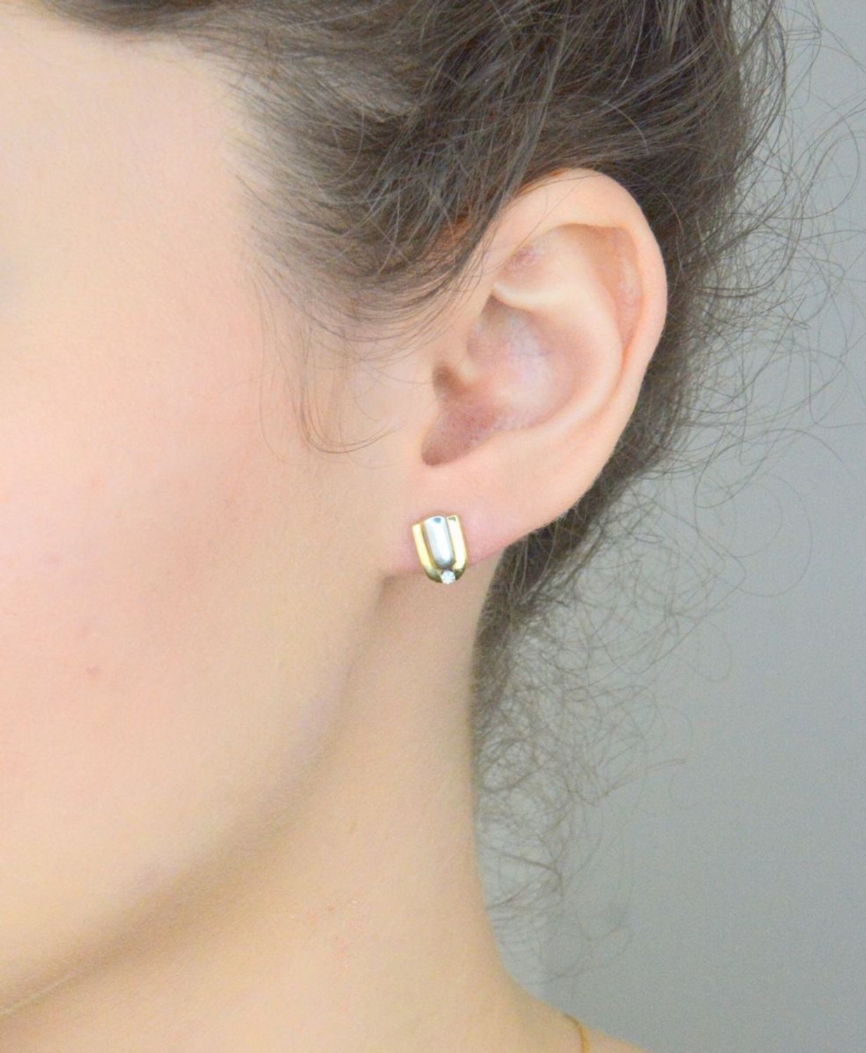 Kolczyki złote 585 podkówki z białym złotem KLC-000000-472-585 Eleganckie, złote kolczyki wykonane z próby złota 585 o wadze około 2,06 g i długości  1 cm. Ich kształt jest uniwersalny, 1.jpg