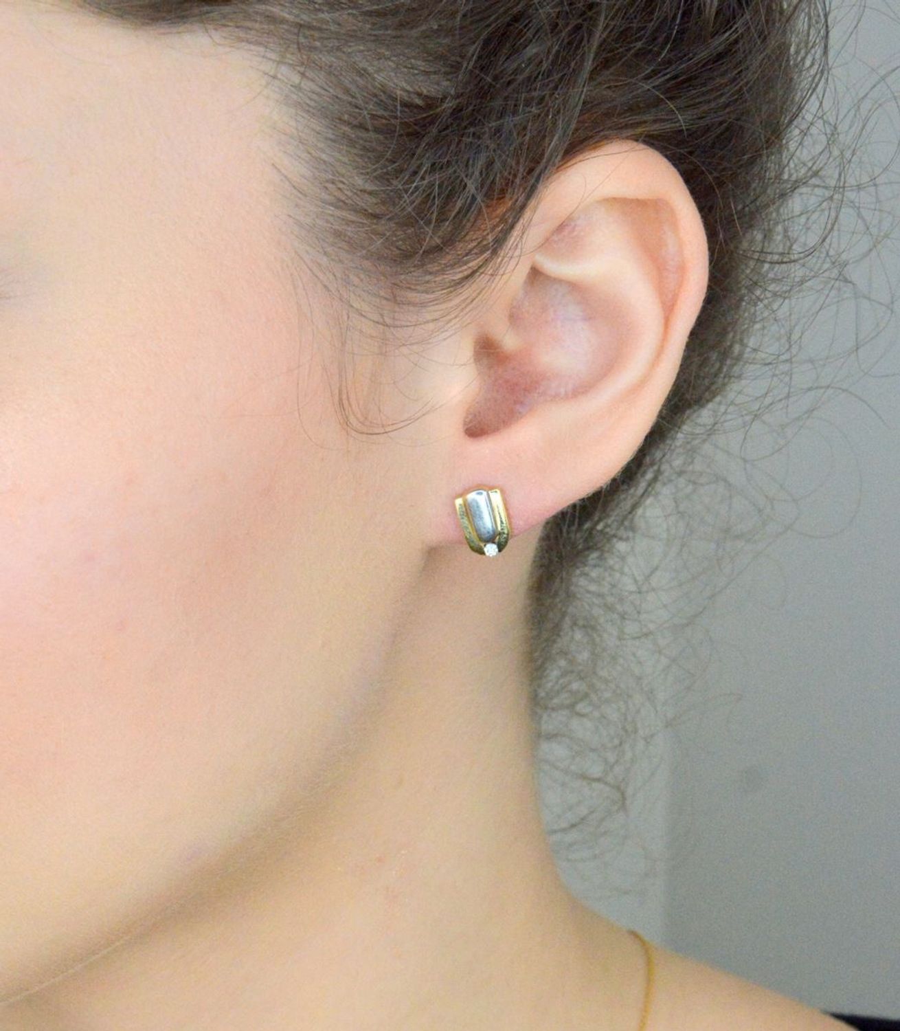 Kolczyki złote 585 podkówki z białym złotem KLC-000000-472-585 Eleganckie, złote kolczyki wykonane z próby złota 585 o wadze około 2,06 g i długości  1 cm. Ich kształt jest uniwersalny, 1.jpg