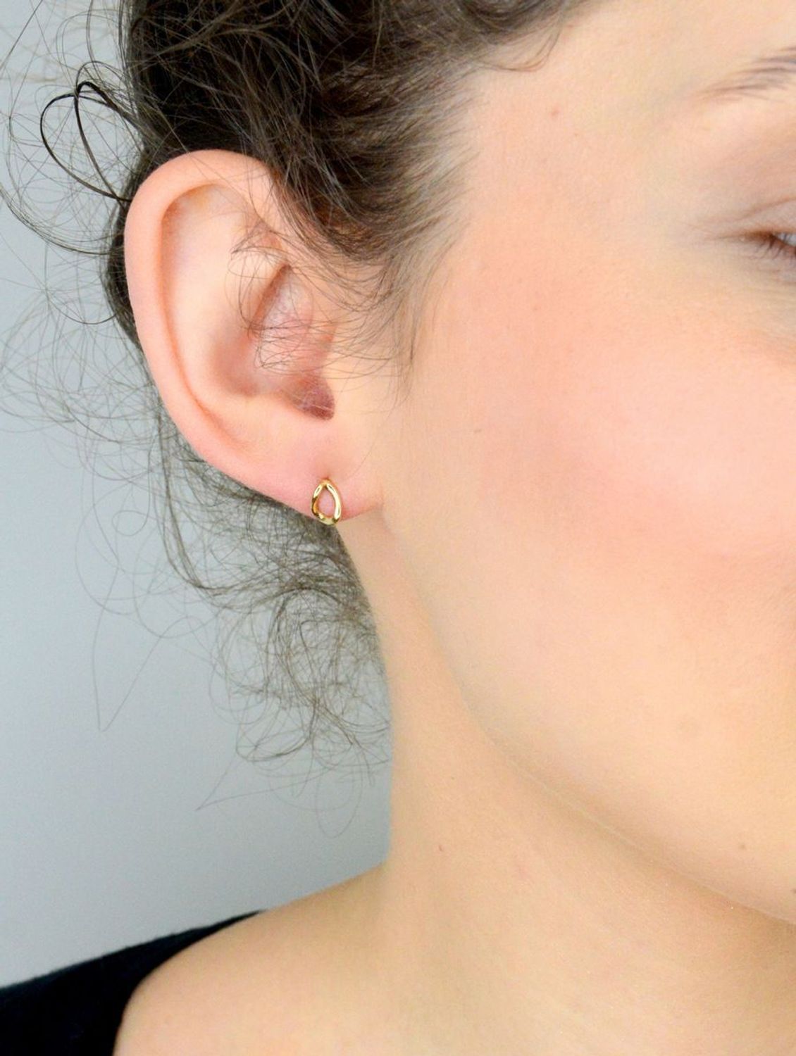 Kolczyki złote 585 nieregularne puste łezki KLC-000000-474-585 Eleganckie, złote okrągłe kolczyki wykonane z próby złota 585 o wadze około 0,97 g i szerokości 0,5 cm. Ich kształt 1.jpg