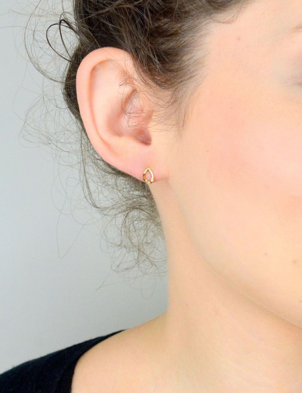 Kolczyki złote 585 nieregularne puste łezki KLC-000000-474-585 Eleganckie, złote okrągłe kolczyki wykonane z próby złota 585 o wadze około 0,97 g i szerokości 0,5 cm. Ich kształt 1.jpg