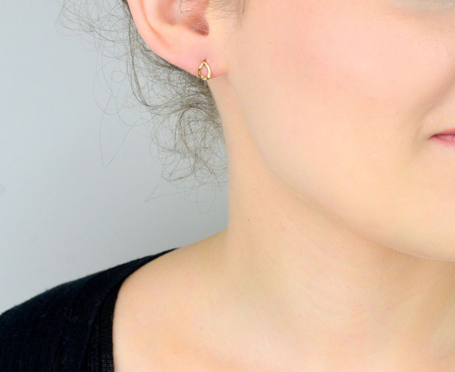 Kolczyki złote 585 nieregularne puste łezki KLC-000000-474-585 Eleganckie, złote okrągłe kolczyki wykonane z próby złota 585 o wadze około 0,97 g i szerokości 0,5 cm. Ich kształt 1.jpg