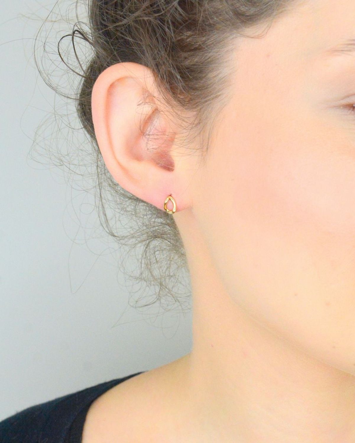 Kolczyki złote 585 nieregularne puste łezki KLC-000000-474-585 Eleganckie, złote okrągłe kolczyki wykonane z próby złota 585 o wadze około 0,97 g i szerokości 0,5 cm. Ich kształt 1.jpg