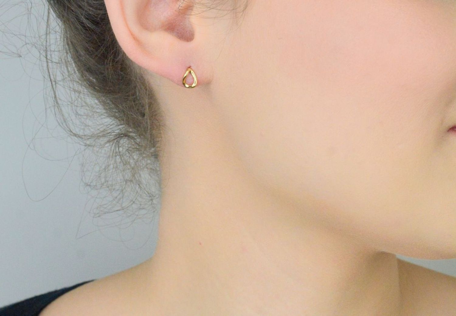 Kolczyki złote 585 nieregularne puste łezki KLC-000000-474-585 Eleganckie, złote okrągłe kolczyki wykonane z próby złota 585 o wadze około 0,97 g i szerokości 0,5 cm. Ich kształt 1.jpg