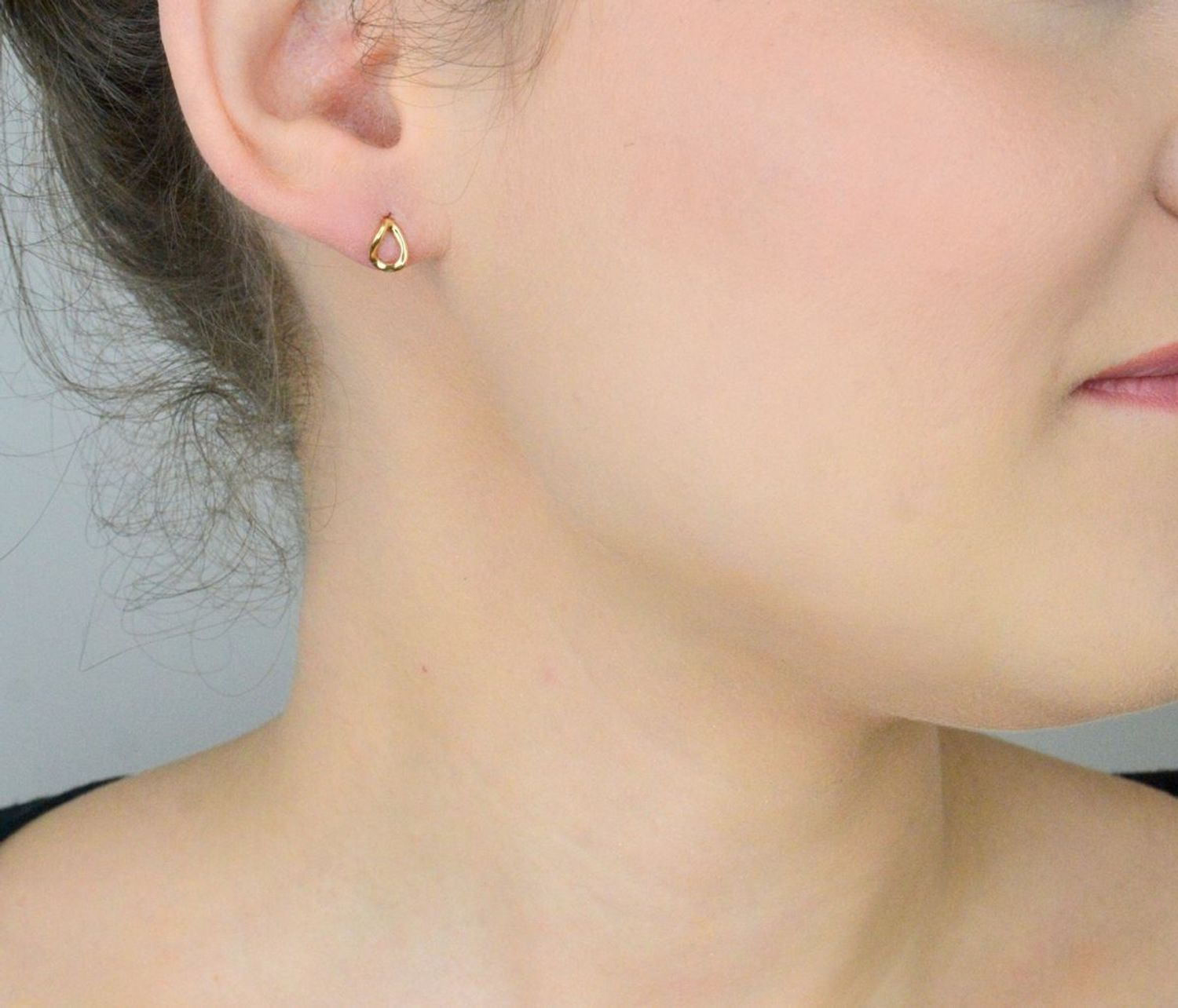 Kolczyki złote 585 nieregularne puste łezki KLC-000000-474-585 Eleganckie, złote okrągłe kolczyki wykonane z próby złota 585 o wadze około 0,97 g i szerokości 0,5 cm. Ich kształt 1.jpg