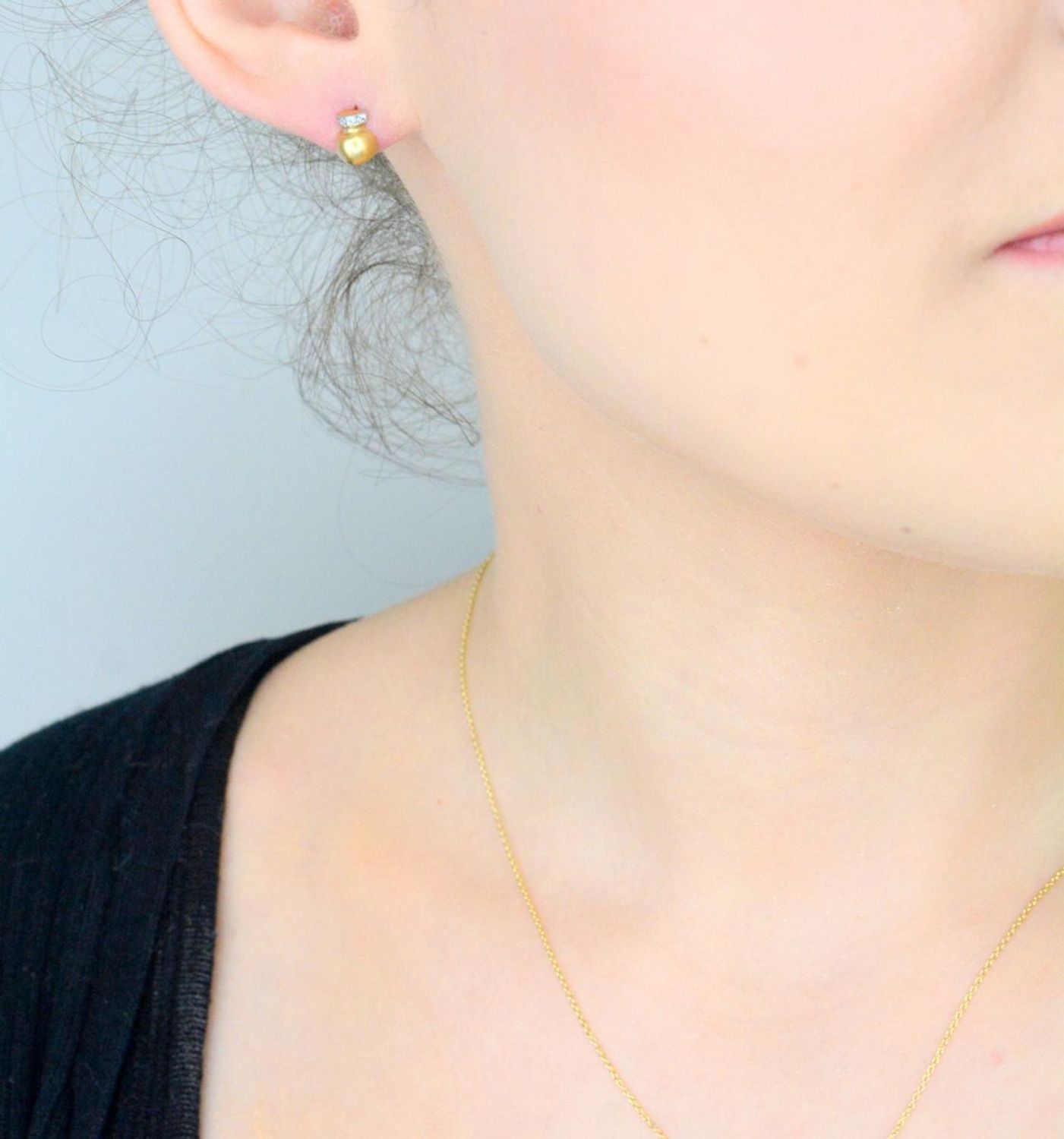 Kolczyki złote 585 matowe bombki z cyrkonią KLC-000000-478-585 to elegancka biżuteria, która doskonale wpisuje się w atmosferę świąt Bożego Narodzenia. 1.jpg