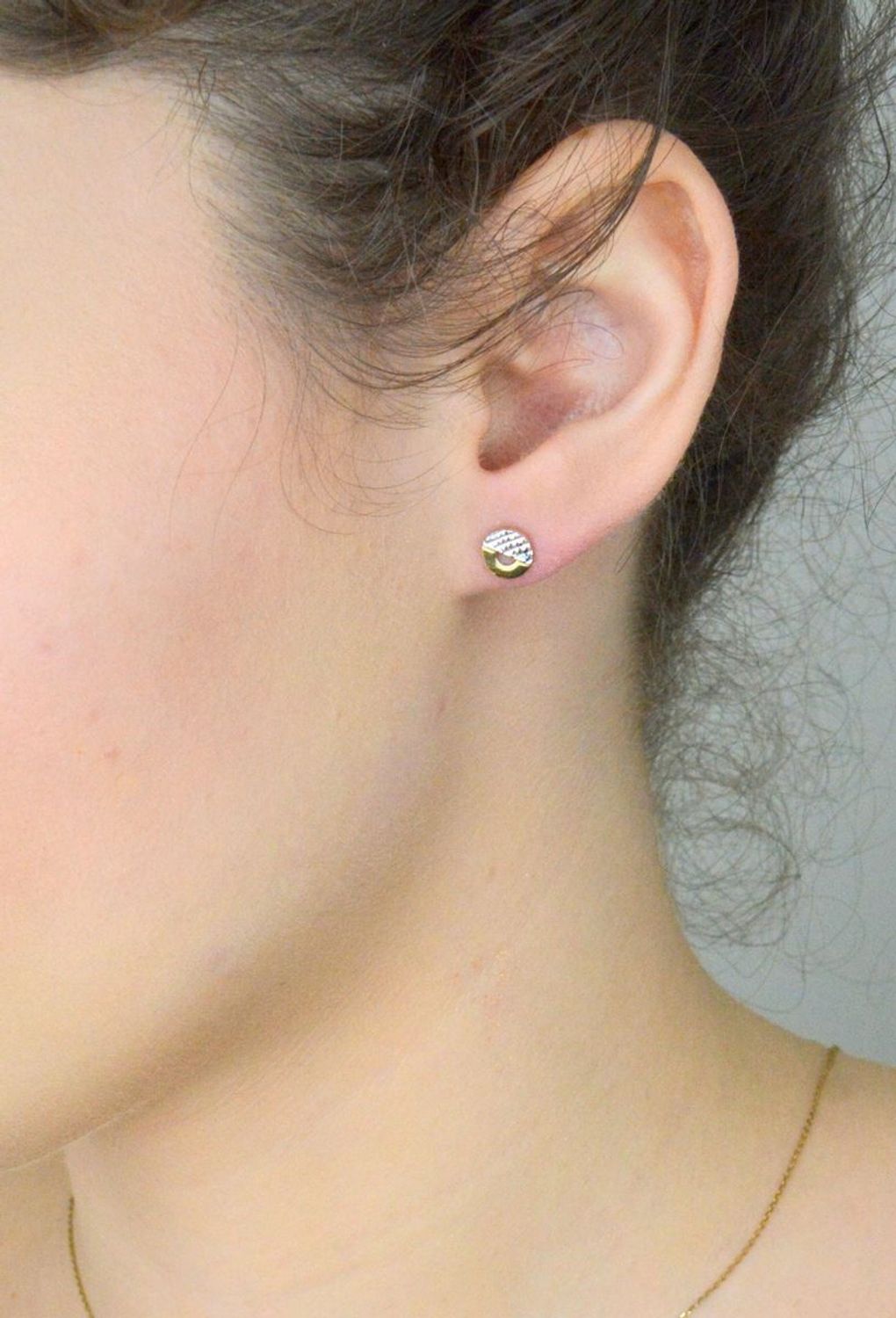 Złote kolczyki damskie 585 kółka z grawerowanym białym złotem KLC-000000-482-585 Wyjątkowe kolczyki inspirowane  motywem koła ukazują kolejną odsłonę biżuterii, w której został 1.jpg