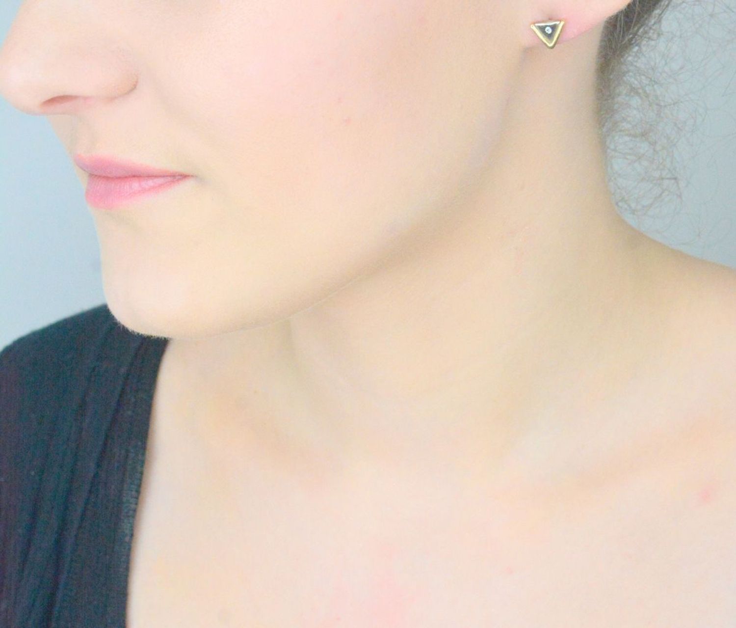 Kolczyki złote trójkąty 585 z cyrkonią i białym złotem KLC-000000-484-585 Złote kolczyki w kształcie trójkąta z drobną cyrkonią. Klasyczne kolczyki w nowoczesnym wydaniu, z 1.jpg