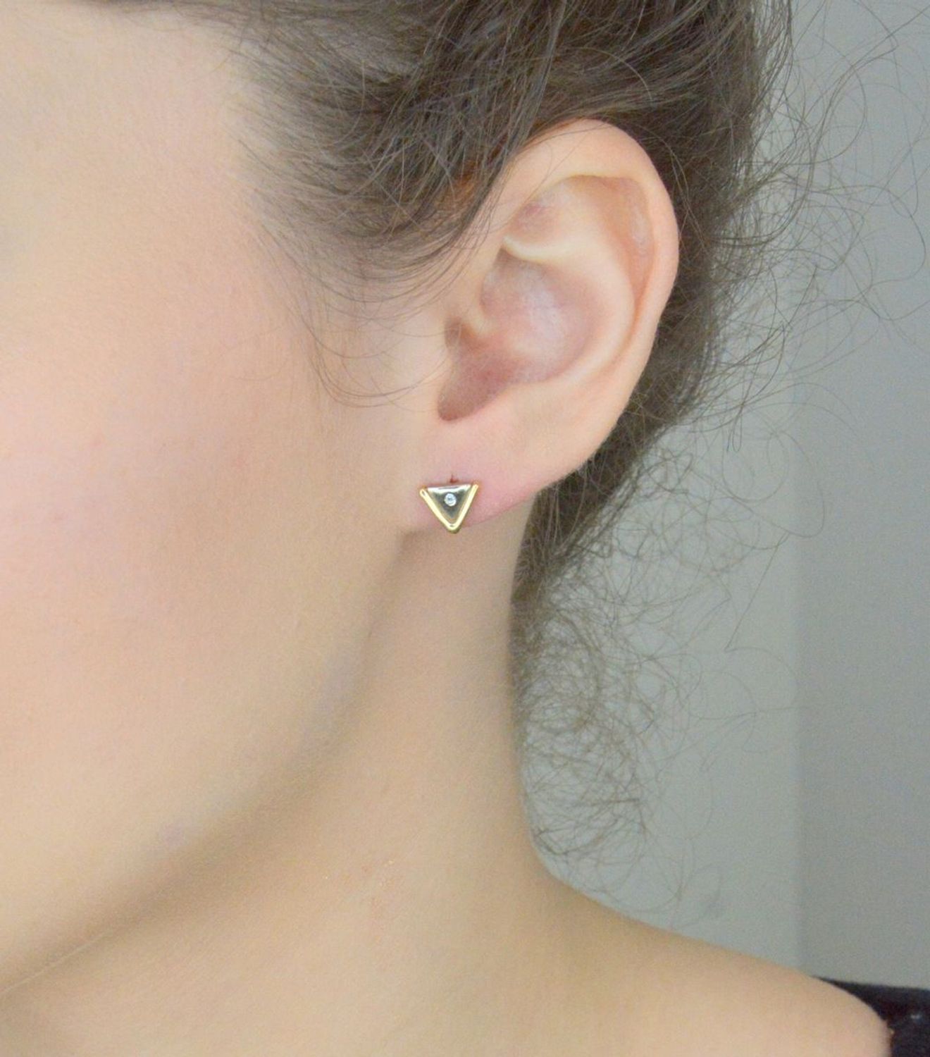 Kolczyki złote trójkąty 585 z cyrkonią i białym złotem KLC-000000-484-585 Złote kolczyki w kształcie trójkąta z drobną cyrkonią. Klasyczne kolczyki w nowoczesnym wydaniu, z 1.jpg