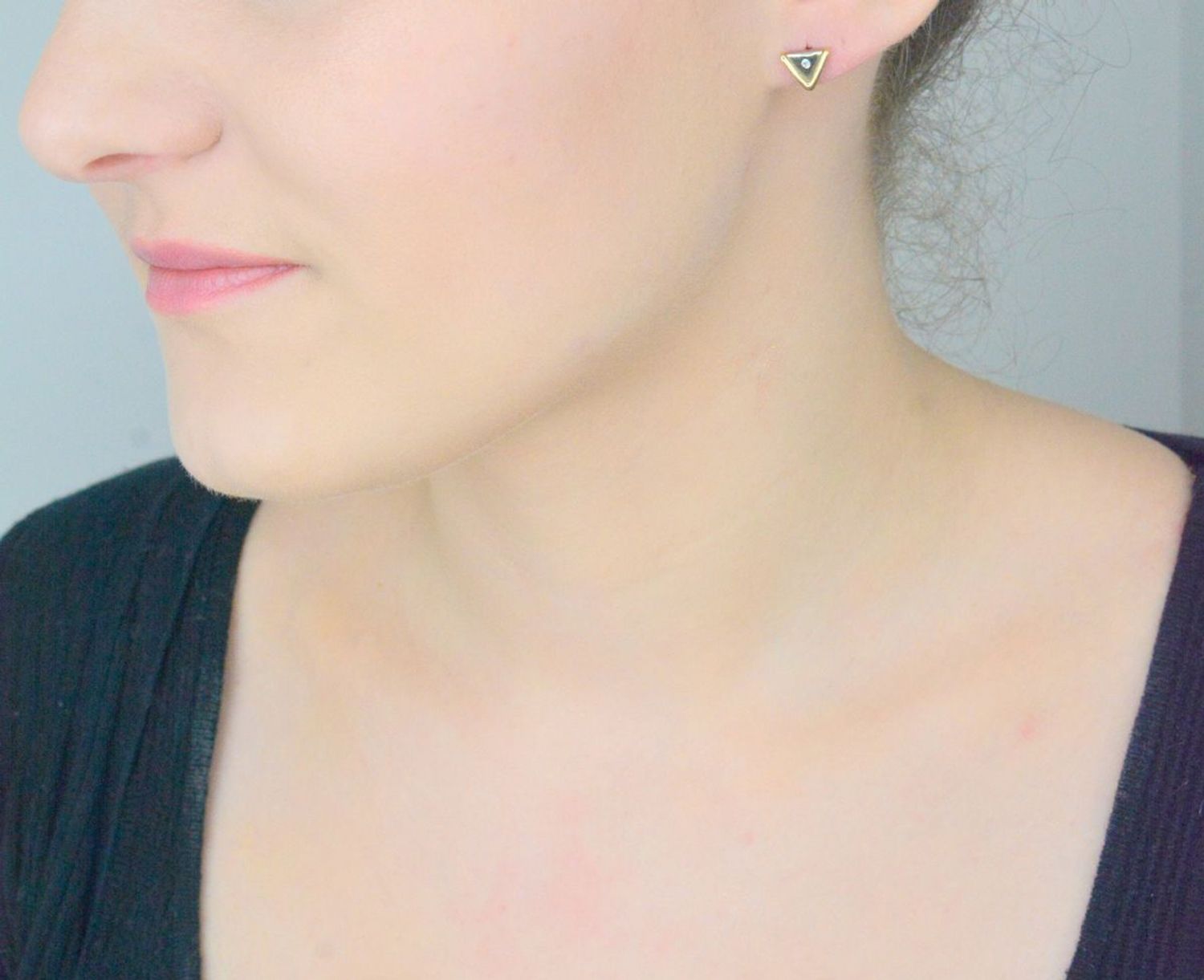 Kolczyki złote trójkąty 585 z cyrkonią i białym złotem KLC-000000-484-585 Złote kolczyki w kształcie trójkąta z drobną cyrkonią. Klasyczne kolczyki w nowoczesnym wydaniu, z 1.jpg