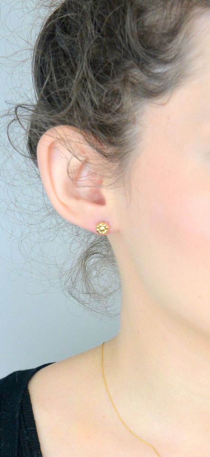 Kolczyki damskie złote kwiatki 585 KLC-000000-486-585 Złote kolczyki próby 585 w kształcie kwiatków to uroczy i elegancki dodatek, który doda blasku każdej stylizacji. Wykonane 1.jpg