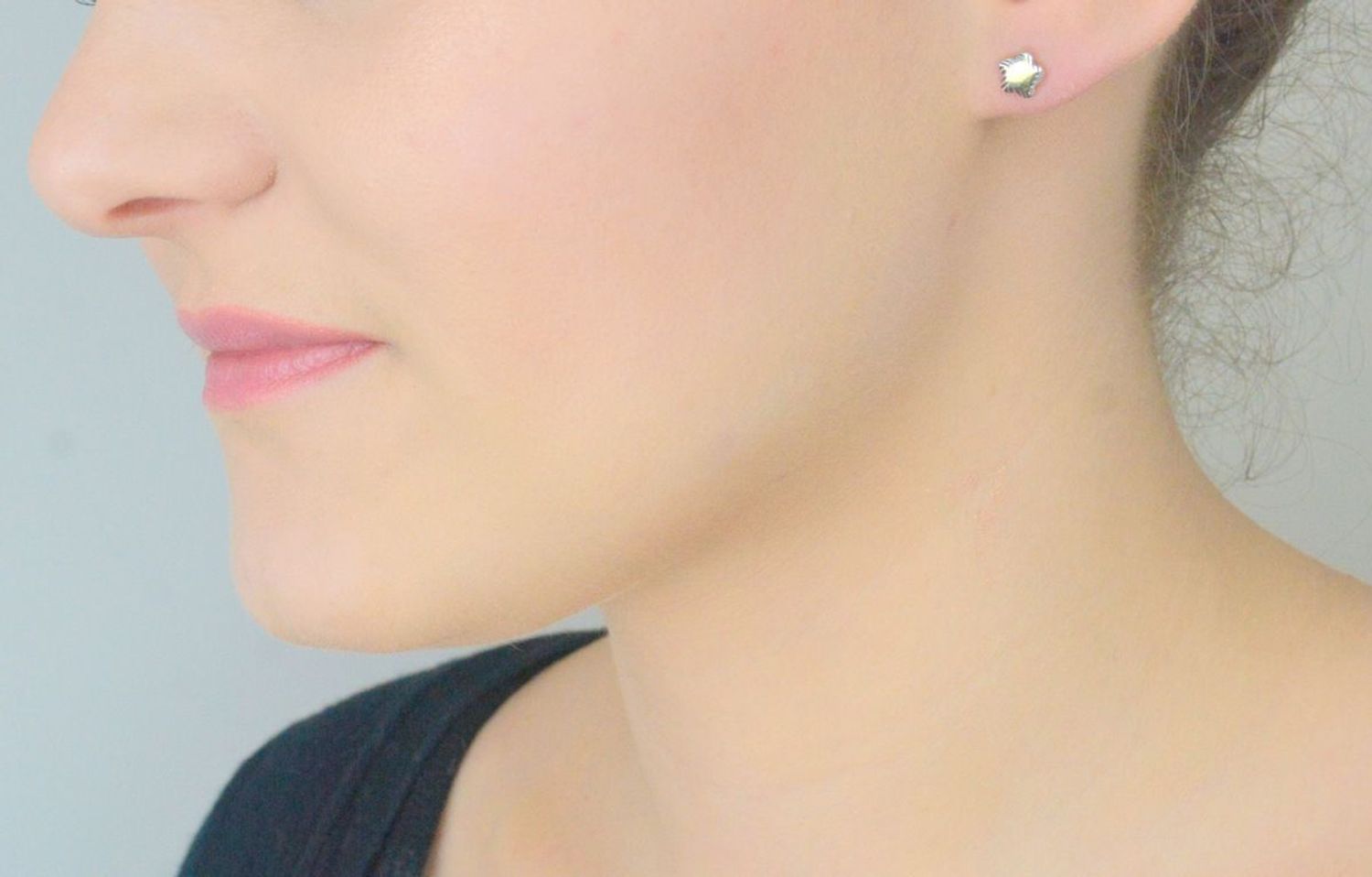 Kolczyki złote 585 kwiatki z białym złotem KLC-000000-489-585 Ten delikatny i bardzo prosty wzór doskonale nadaje się również dla nastolatek i młodych kobiet. Piękne kolczyki, 1.jpg