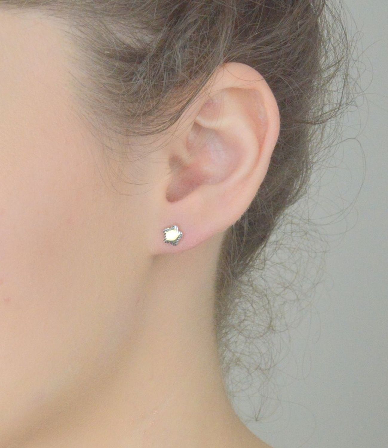 Kolczyki złote 585 kwiatki z białym złotem KLC-000000-489-585 Ten delikatny i bardzo prosty wzór doskonale nadaje się również dla nastolatek i młodych kobiet. Piękne kolczyki, 1.jpg