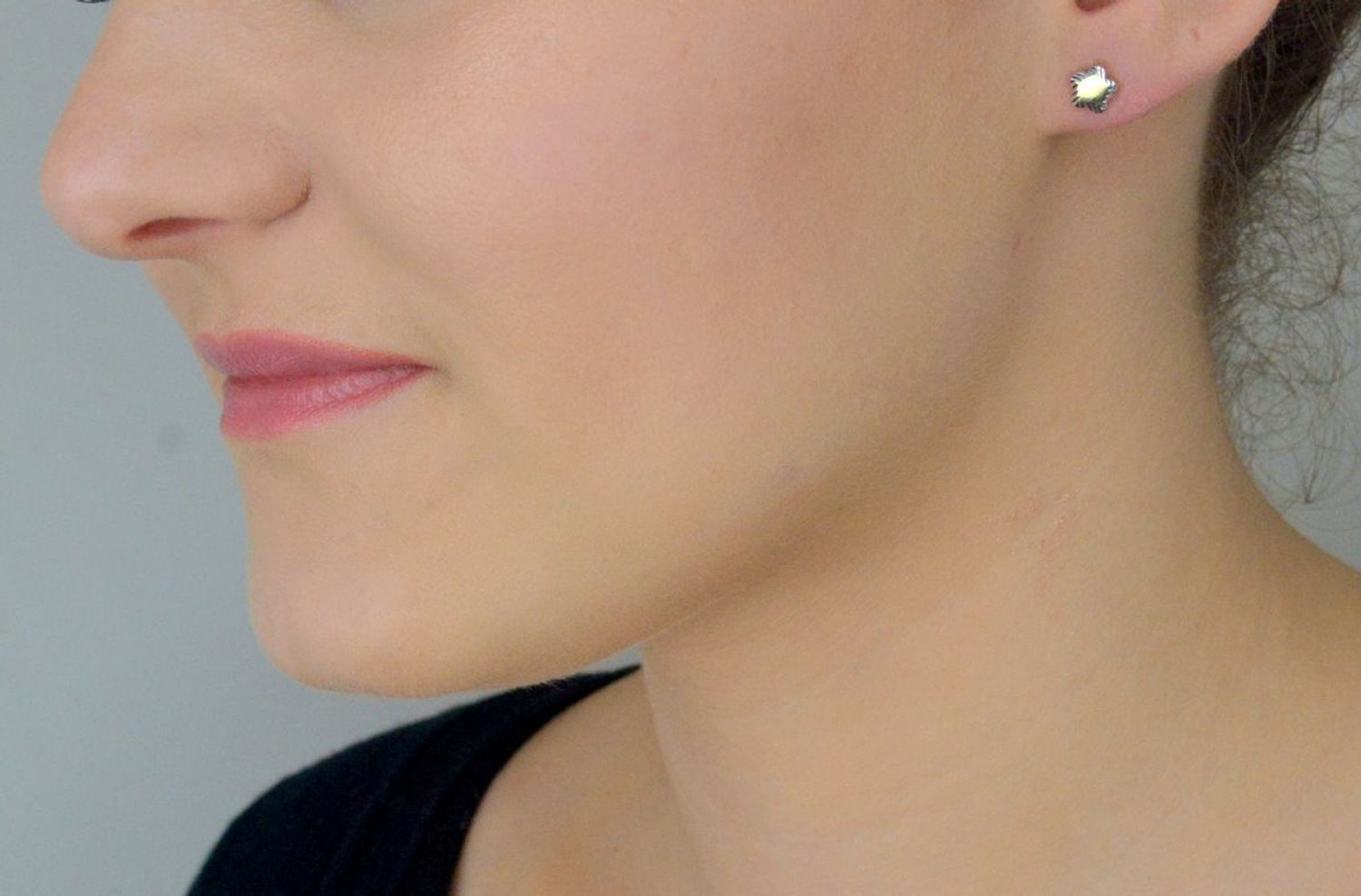 Kolczyki złote 585 kwiatki z białym złotem KLC-000000-489-585 Ten delikatny i bardzo prosty wzór doskonale nadaje się również dla nastolatek i młodych kobiet. Piękne kolczyki, 1.jpg