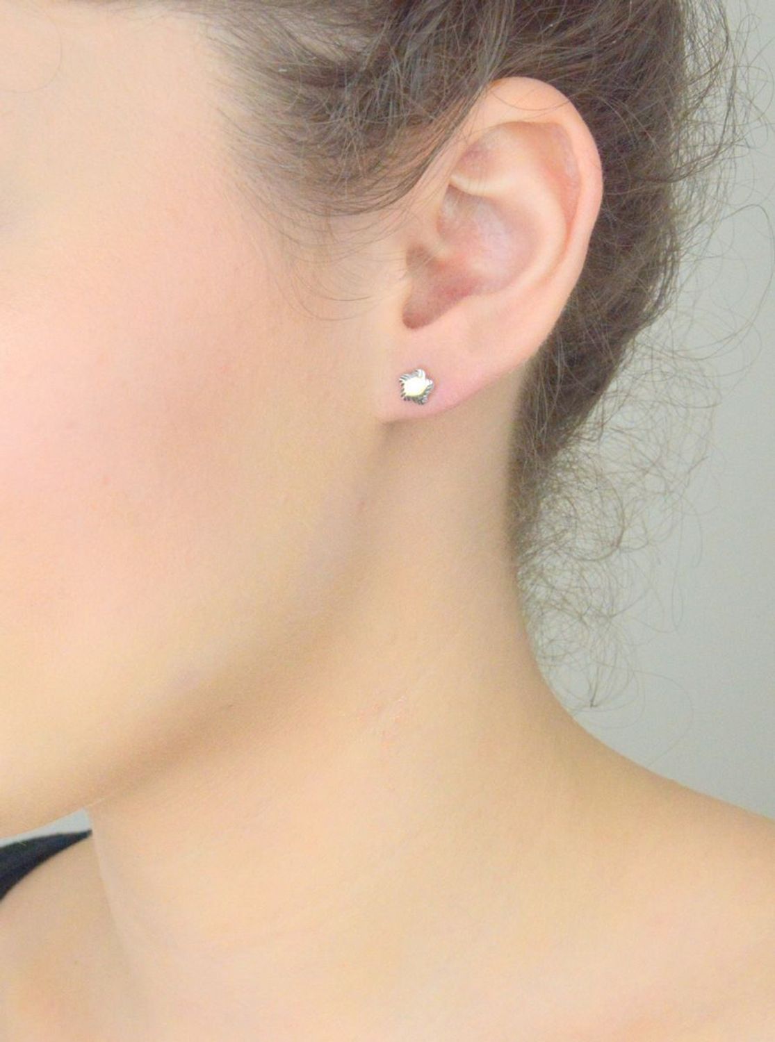 Kolczyki złote 585 kwiatki z białym złotem KLC-000000-489-585 Ten delikatny i bardzo prosty wzór doskonale nadaje się również dla nastolatek i młodych kobiet. Piękne kolczyki, 1.jpg