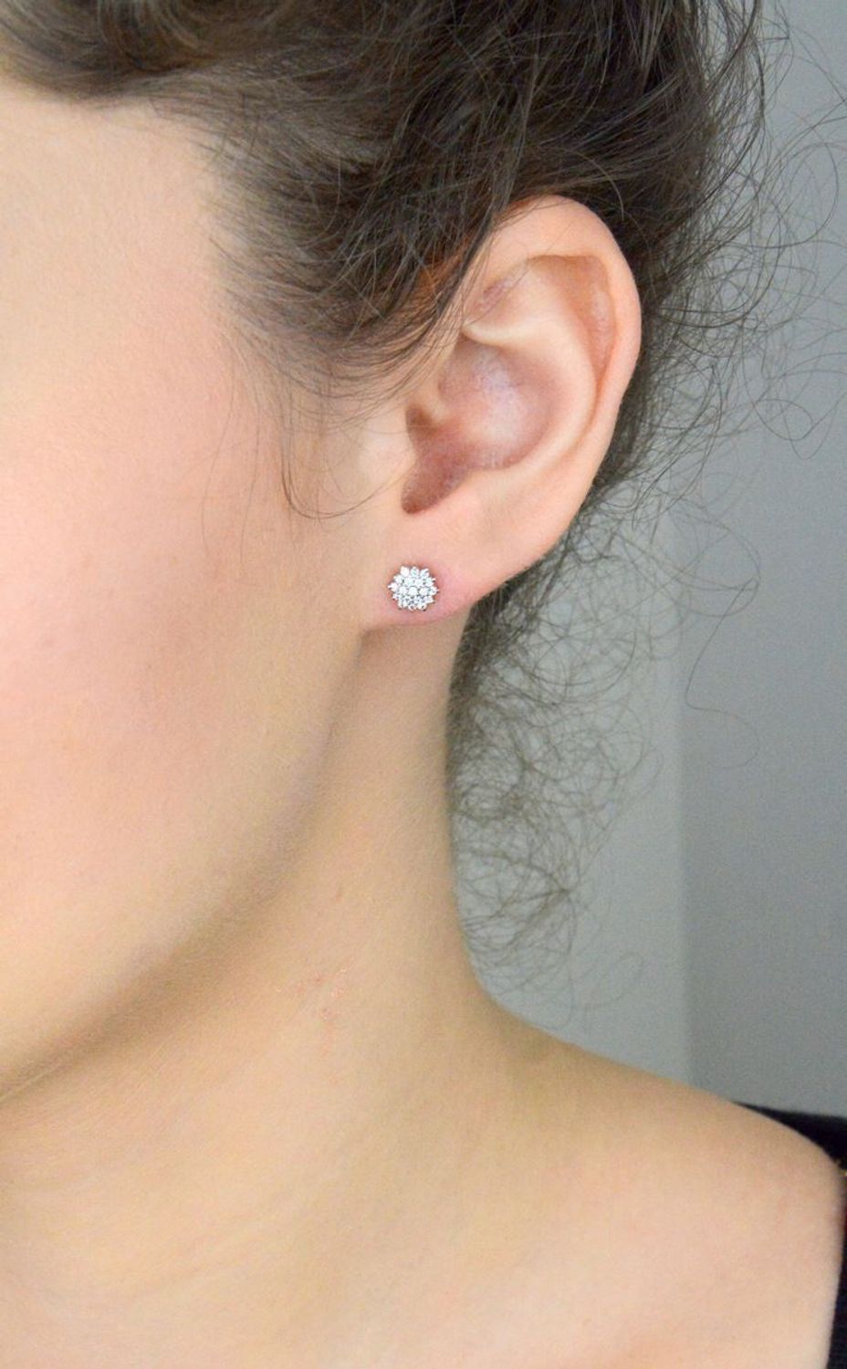 Kolczyki złote 585 wysadzane drobnymi cyrkoniami KLC-000000-491-585  Subtelny blask 14-karatowego białego złota, próby 585 szlachetnego kruszcu, zamknięty w uroczej formie delikatnego kwiatu. 1.jpg