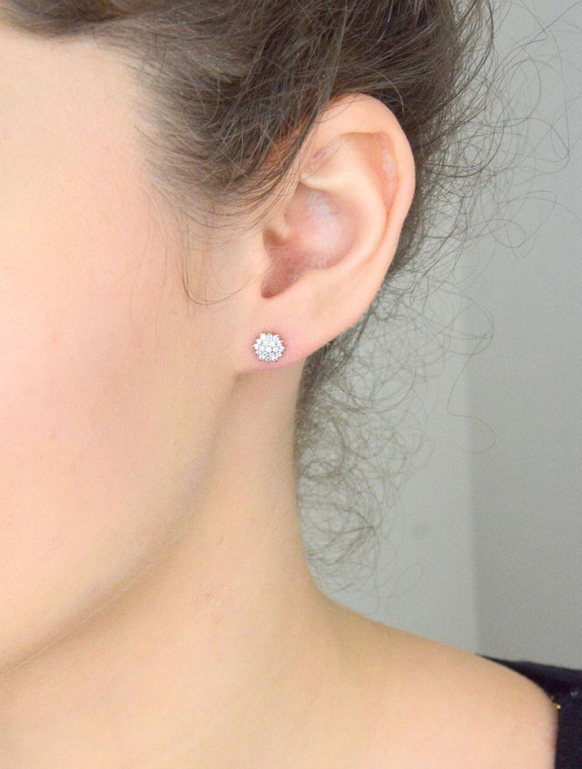 Kolczyki złote 585 wysadzane drobnymi cyrkoniami KLC-000000-491-585  Subtelny blask 14-karatowego białego złota, próby 585 szlachetnego kruszcu, zamknięty w uroczej formie delikatnego kwiatu. 1.jpg