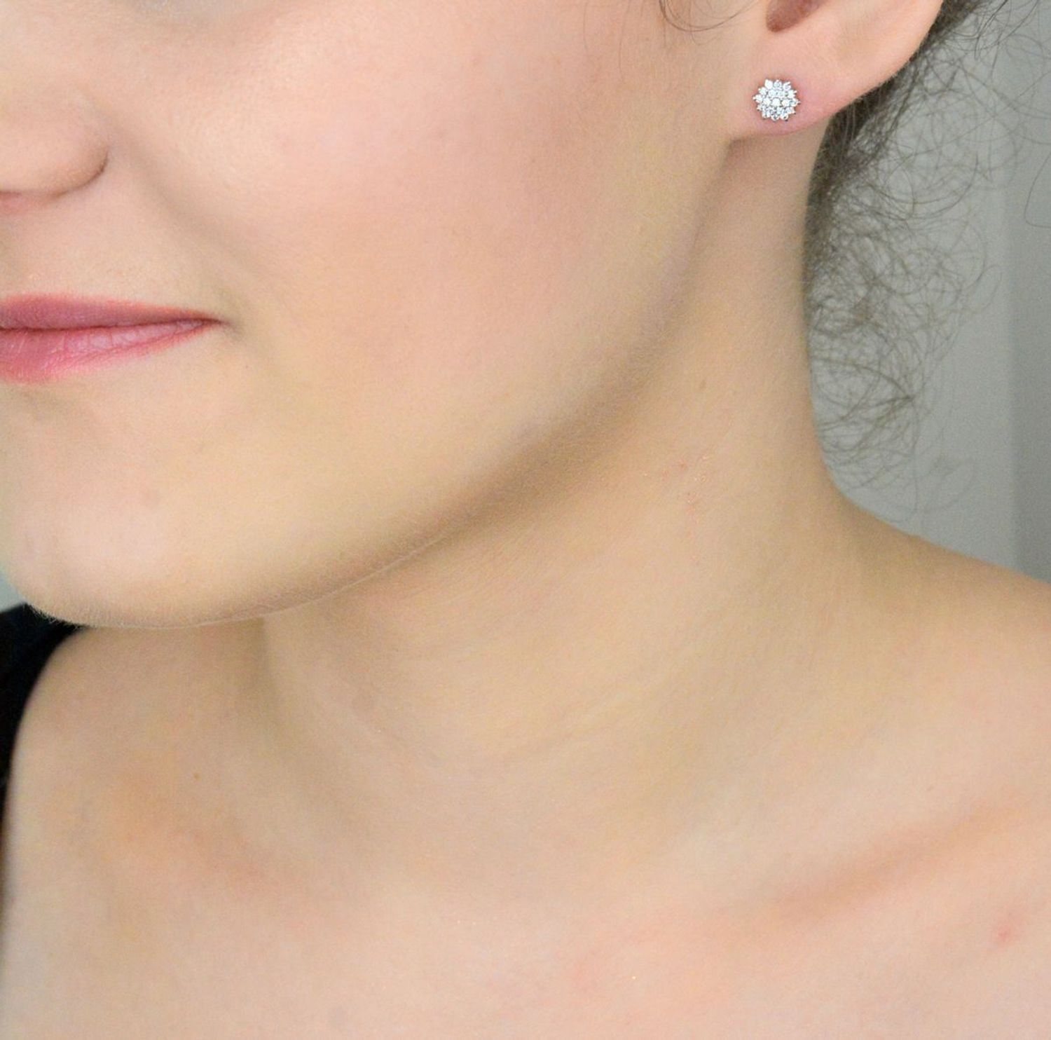 Kolczyki złote 585 wysadzane drobnymi cyrkoniami KLC-000000-491-585  Subtelny blask 14-karatowego białego złota, próby 585 szlachetnego kruszcu, zamknięty w uroczej formie delikatnego kwiatu. 1.jpg